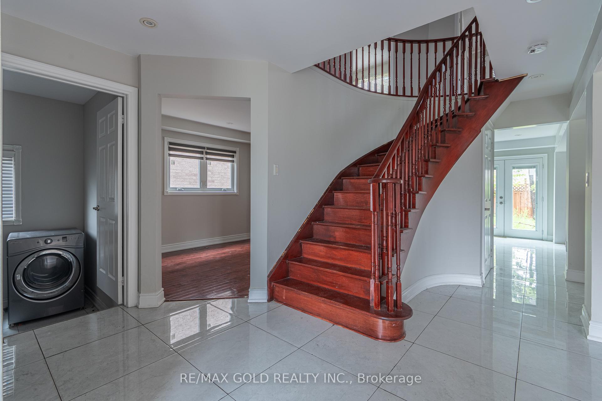 Photo 4 of 71 Ravenswood Drive, Brampton, Fletcher's Creek South — HOMEH