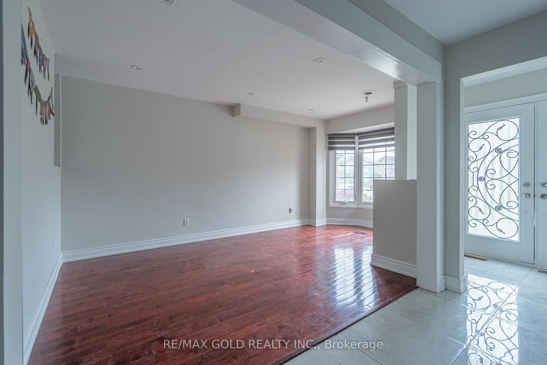 Photo 6 of 71 Ravenswood Drive, Brampton, Fletcher's Creek South — HOMEH