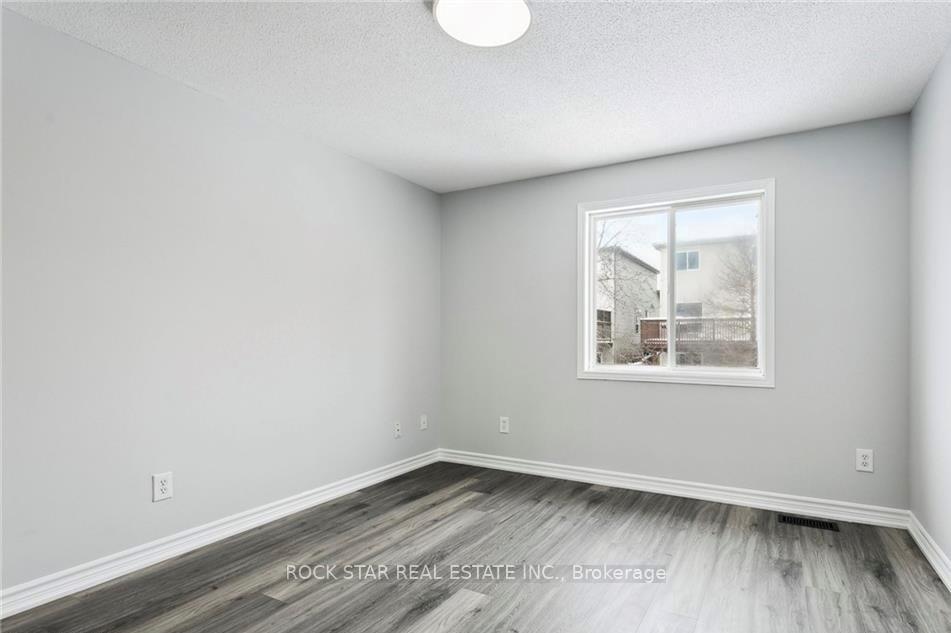 Photo 14 of 159 Henhoeffer Crescent, Kitchener, Larentian West — HOMEH