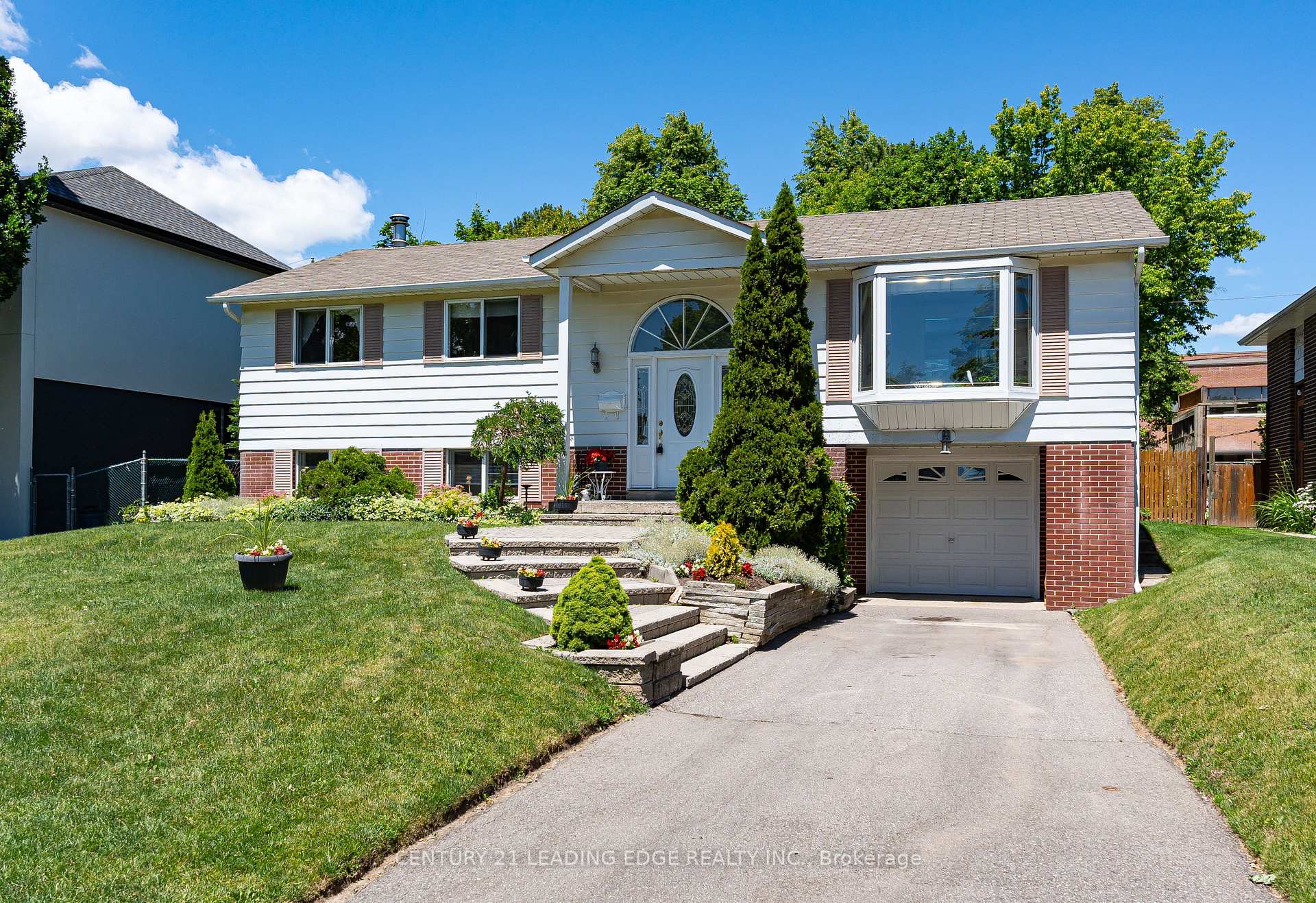 Photo 2 of 94 Southdale Drive, Markham, Bullock — HOMEH