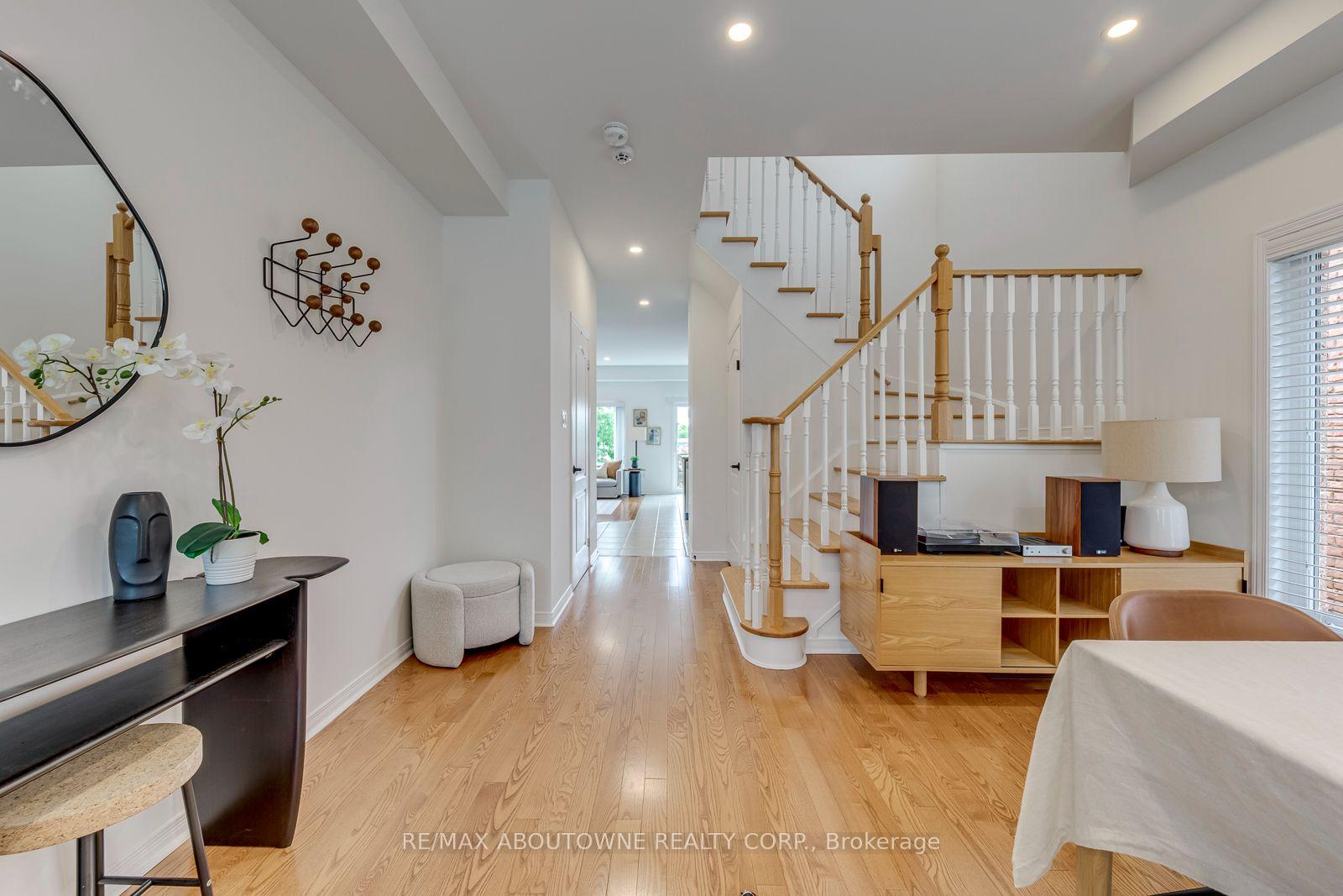 Photo 11 of 54 Dairy Drive, Scarborough, Clairlea-Birchmount — HOMEH