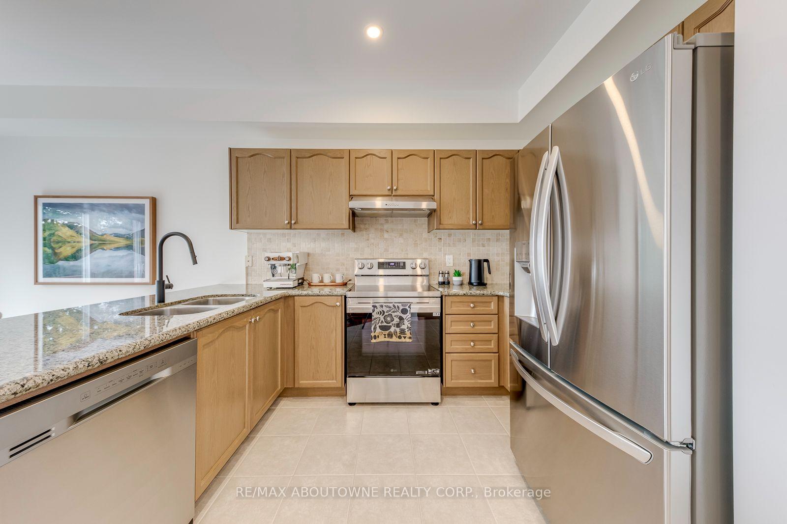 Photo 14 of 54 Dairy Drive, Scarborough, Clairlea-Birchmount — HOMEH