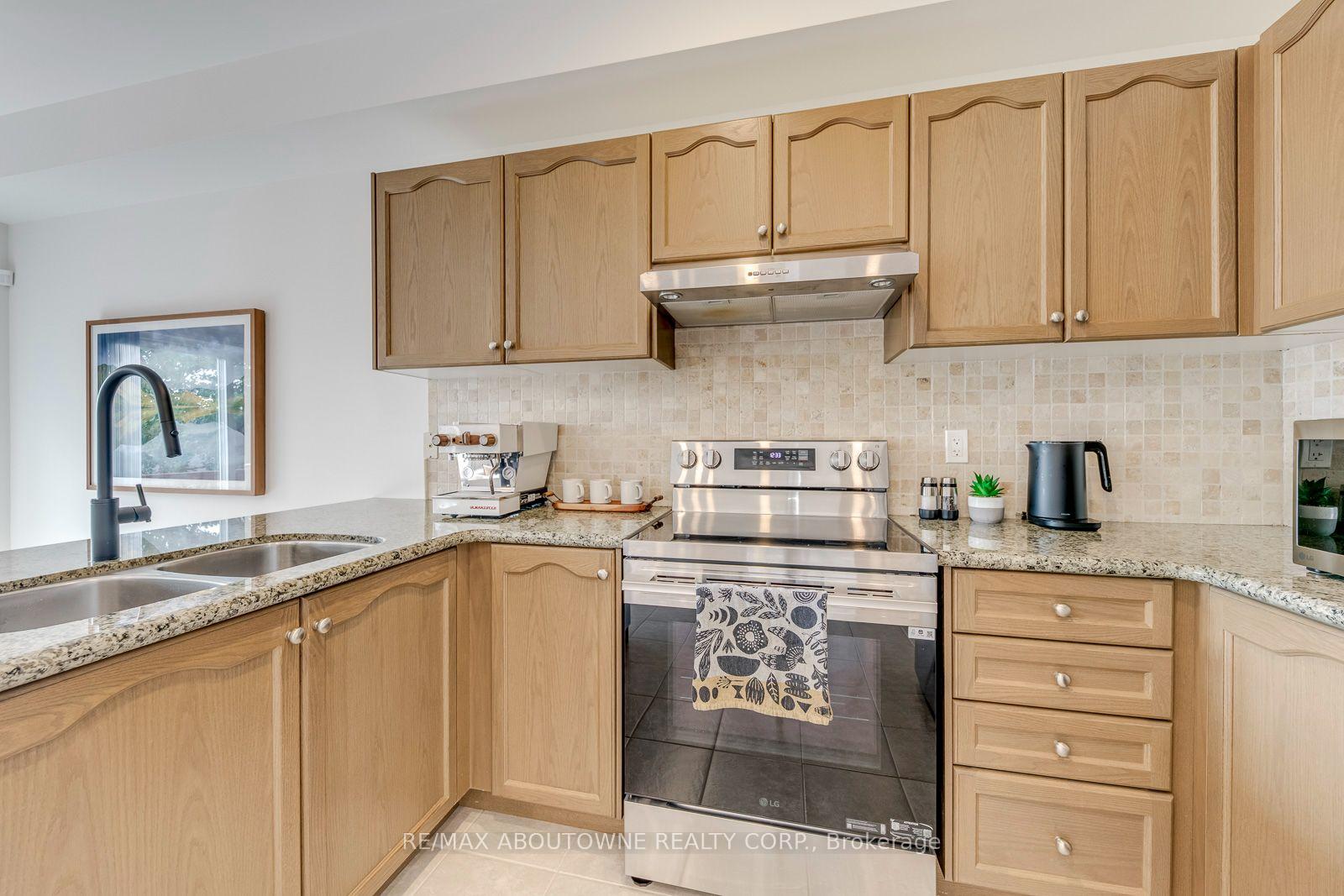 Photo 15 of 54 Dairy Drive, Scarborough, Clairlea-Birchmount — HOMEH