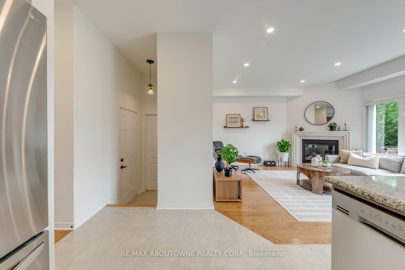 Photo 16 of 54 Dairy Drive, Scarborough, Clairlea-Birchmount — HOMEH