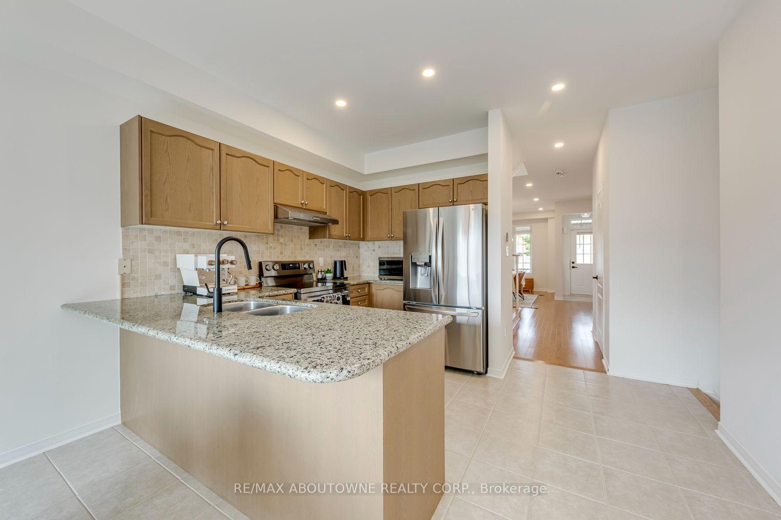 Photo 17 of 54 Dairy Drive, Scarborough, Clairlea-Birchmount — HOMEH