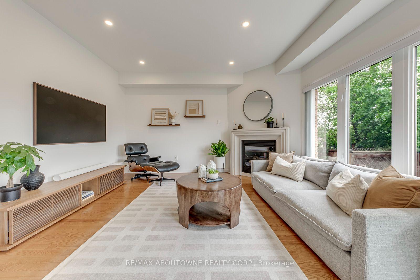 Photo 21 of 54 Dairy Drive, Scarborough, Clairlea-Birchmount — HOMEH
