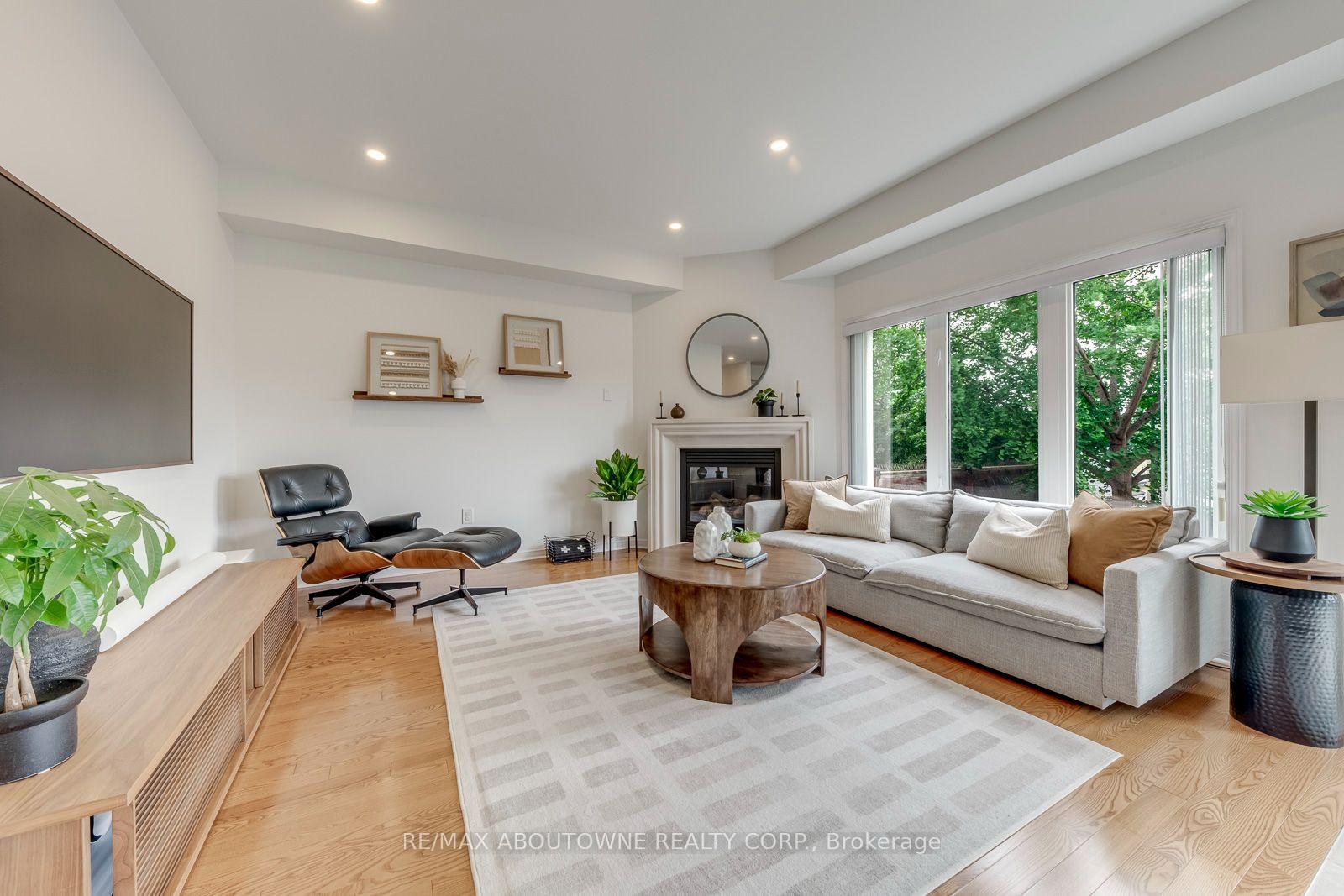 Photo 22 of 54 Dairy Drive, Scarborough, Clairlea-Birchmount — HOMEH