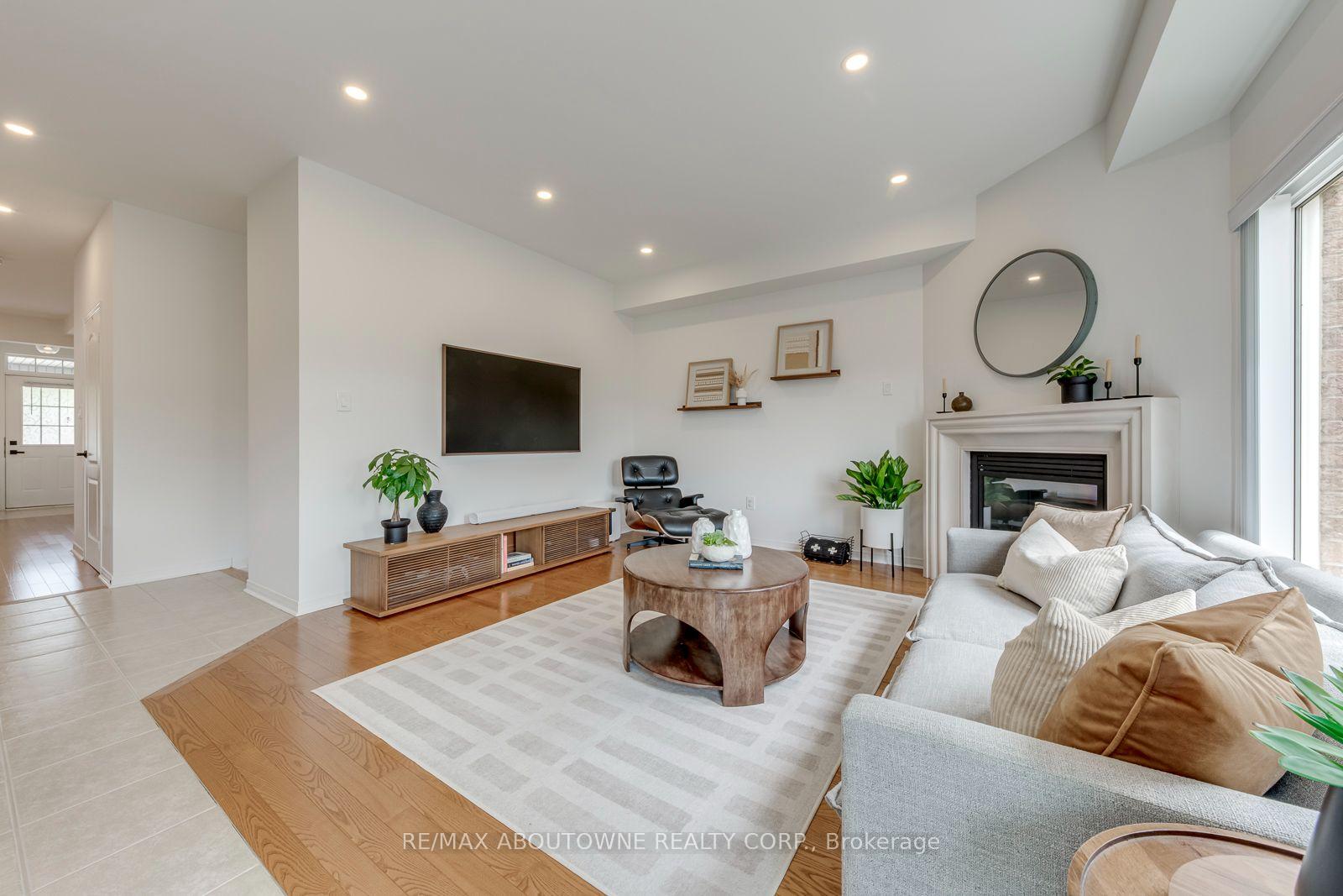 Photo 23 of 54 Dairy Drive, Scarborough, Clairlea-Birchmount — HOMEH