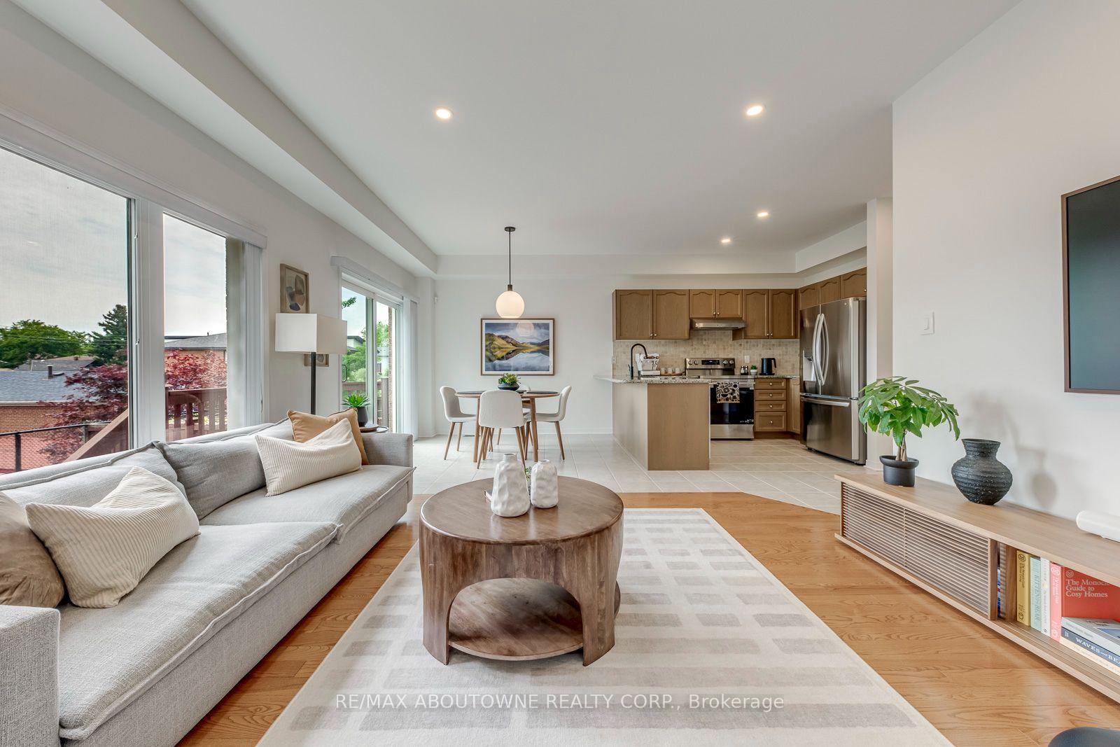 Photo 24 of 54 Dairy Drive, Scarborough, Clairlea-Birchmount — HOMEH