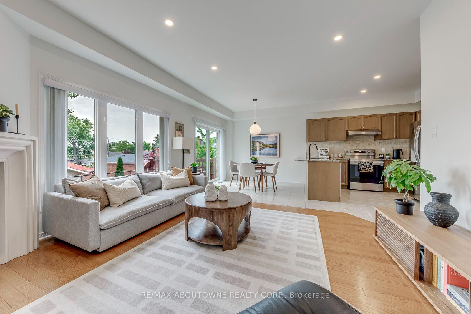 Photo 25 of 54 Dairy Drive, Scarborough, Clairlea-Birchmount — HOMEH