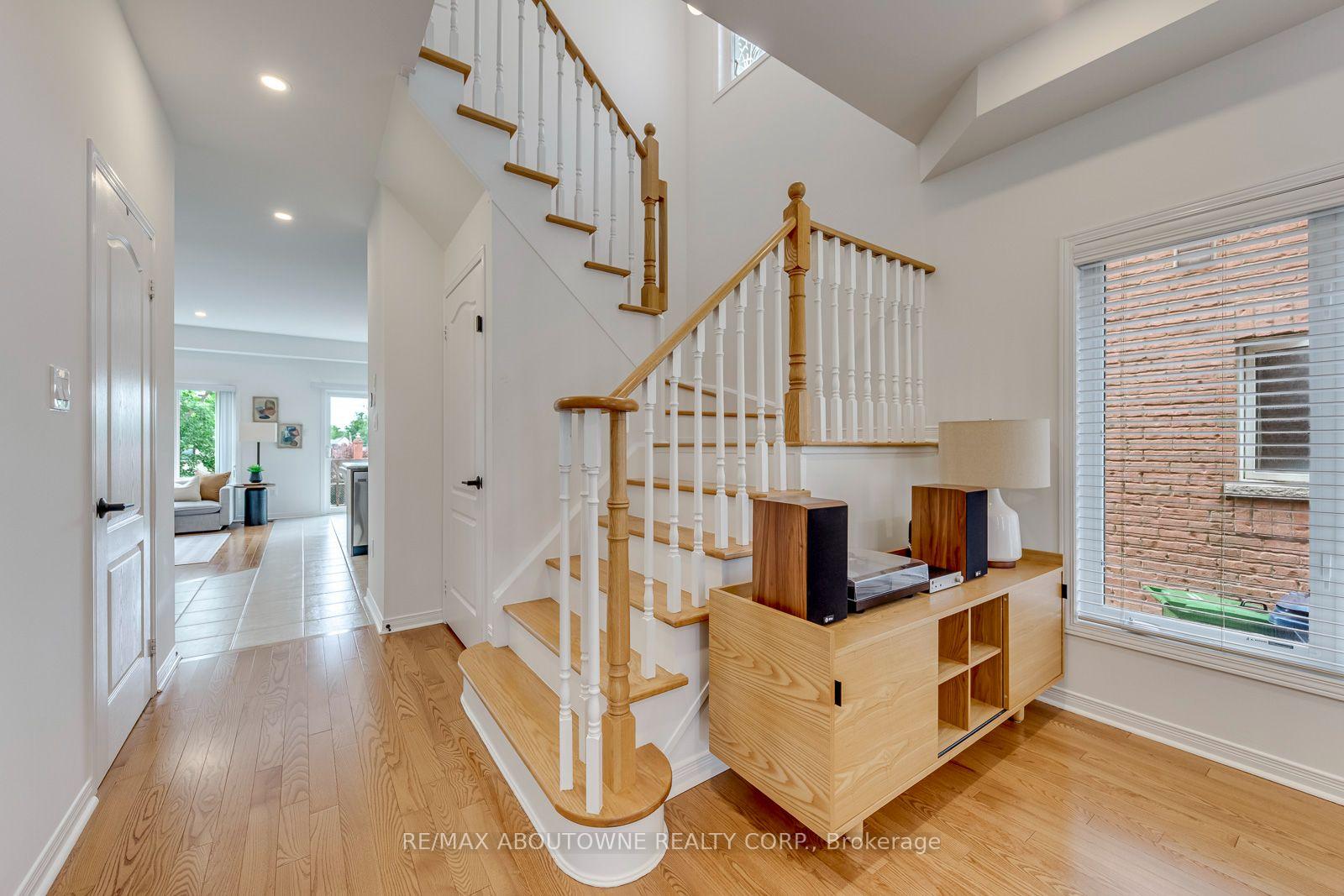 Photo 27 of 54 Dairy Drive, Scarborough, Clairlea-Birchmount — HOMEH