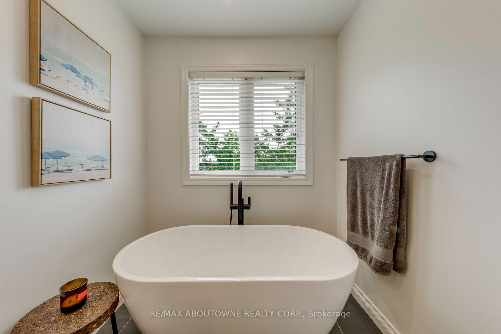 Photo 33 of 54 Dairy Drive, Scarborough, Clairlea-Birchmount — HOMEH