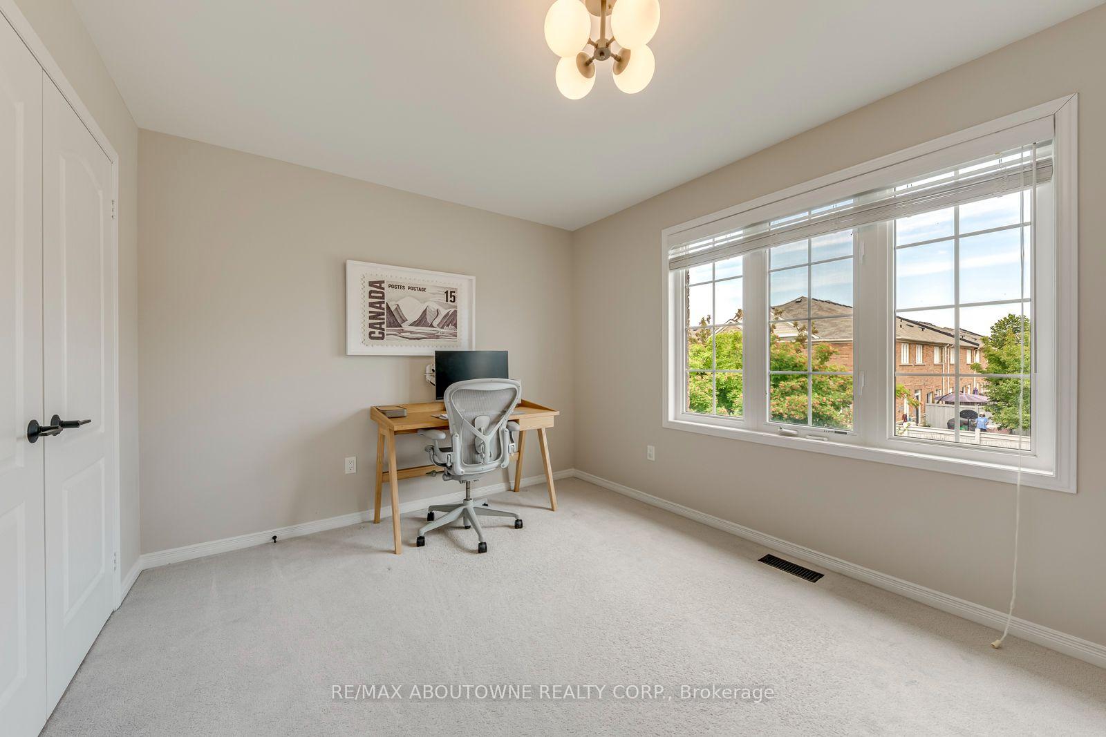 Photo 36 of 54 Dairy Drive, Scarborough, Clairlea-Birchmount — HOMEH