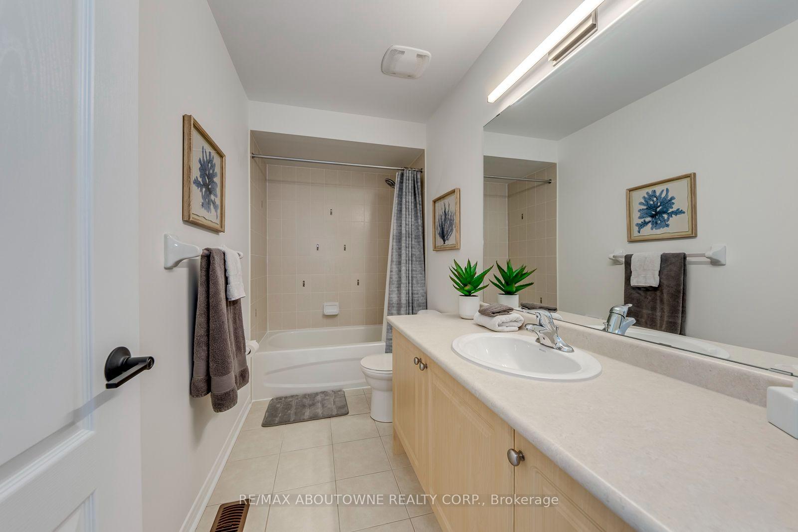 Photo 39 of 54 Dairy Drive, Scarborough, Clairlea-Birchmount — HOMEH