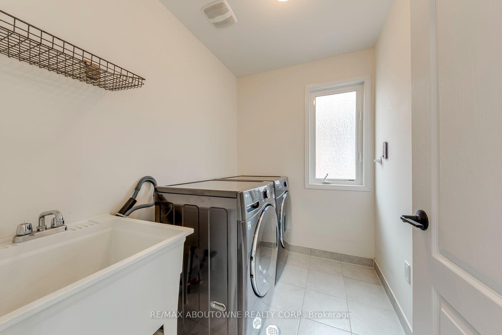 Photo 40 of 54 Dairy Drive, Scarborough, Clairlea-Birchmount — HOMEH