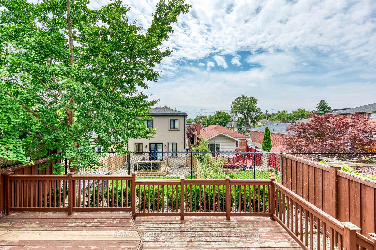 Photo 42 of 54 Dairy Drive, Scarborough, Clairlea-Birchmount — HOMEH
