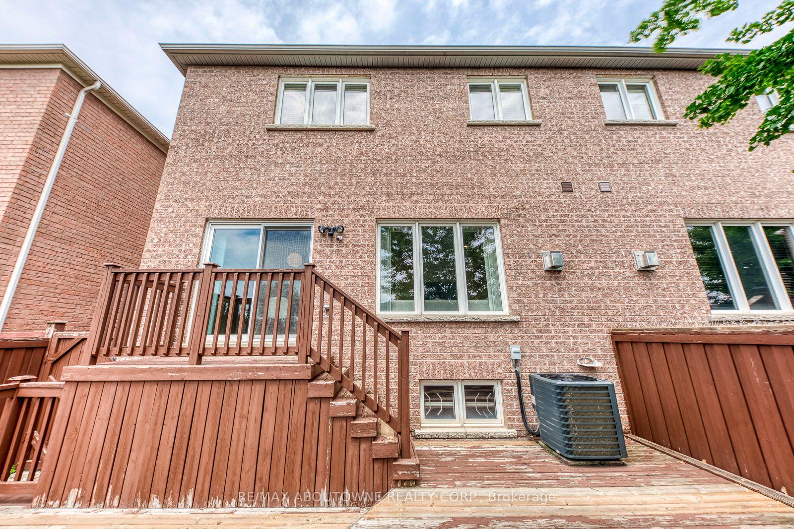 Photo 43 of 54 Dairy Drive, Scarborough, Clairlea-Birchmount — HOMEH