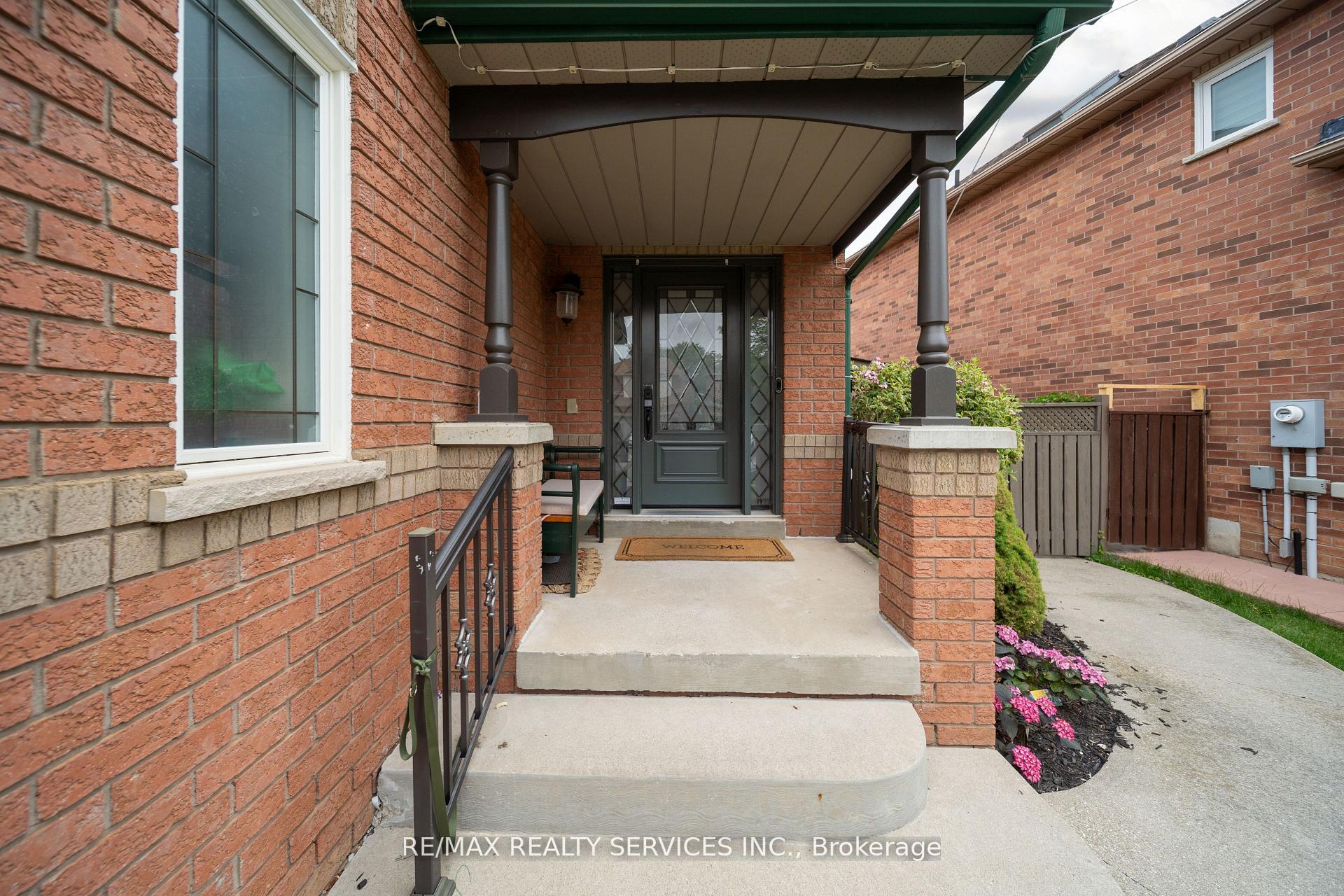 Photo 3 of 17 National Crescent, Brampton, Snelgrove — HOMEH