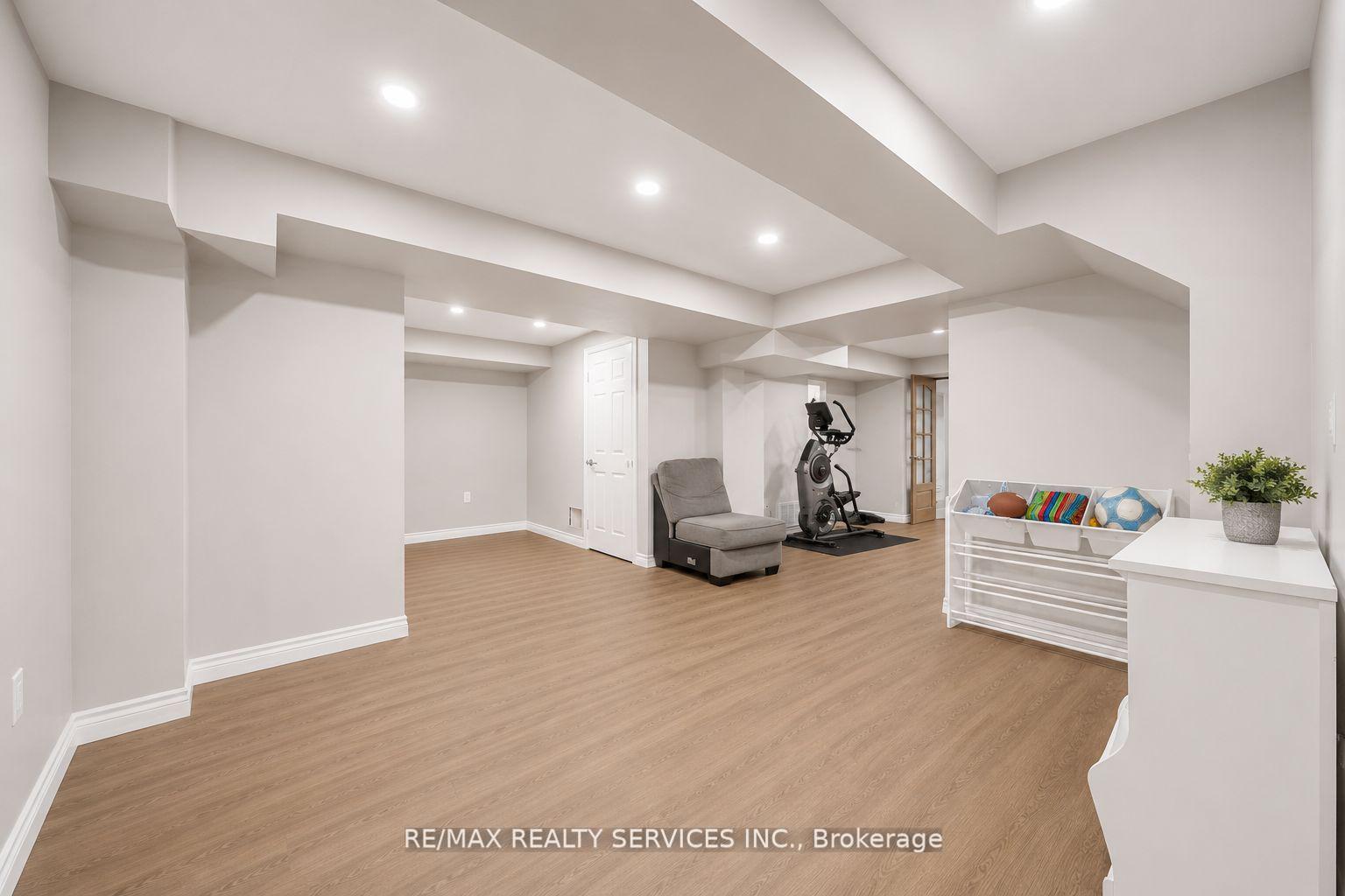 Photo 38 of 17 National Crescent, Brampton, Snelgrove — HOMEH