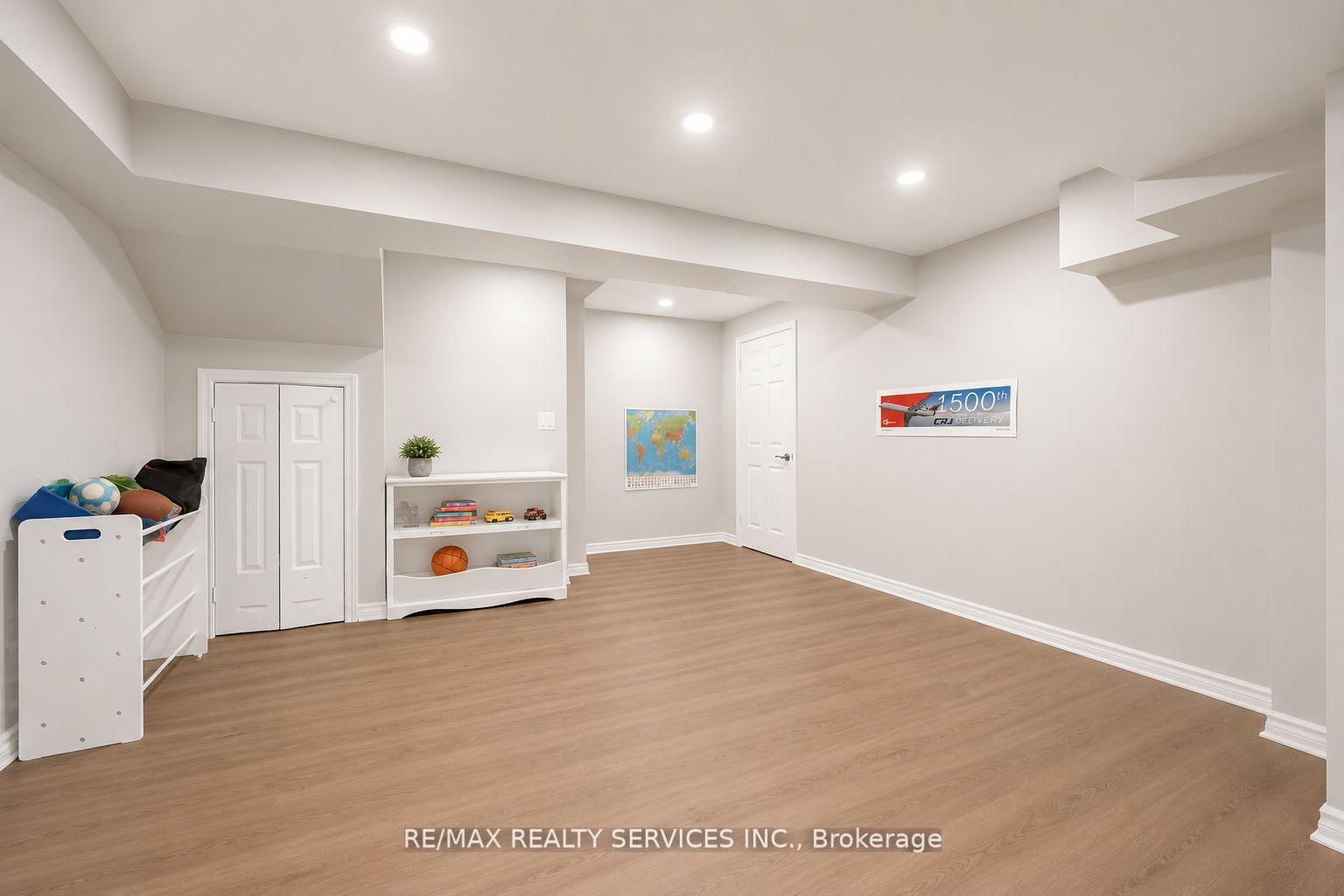 Photo 39 of 17 National Crescent, Brampton, Snelgrove — HOMEH