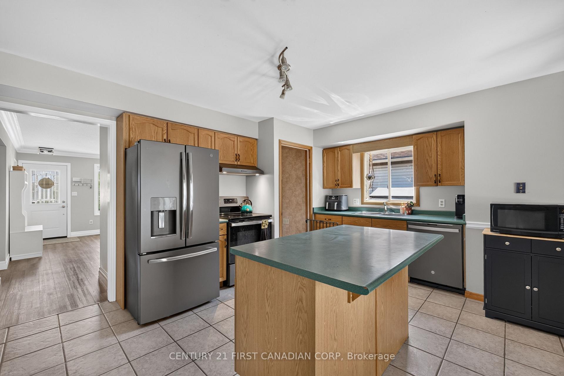 Photo 9 of 33 Oldewood Crescent, St. Thomas — HOMEH