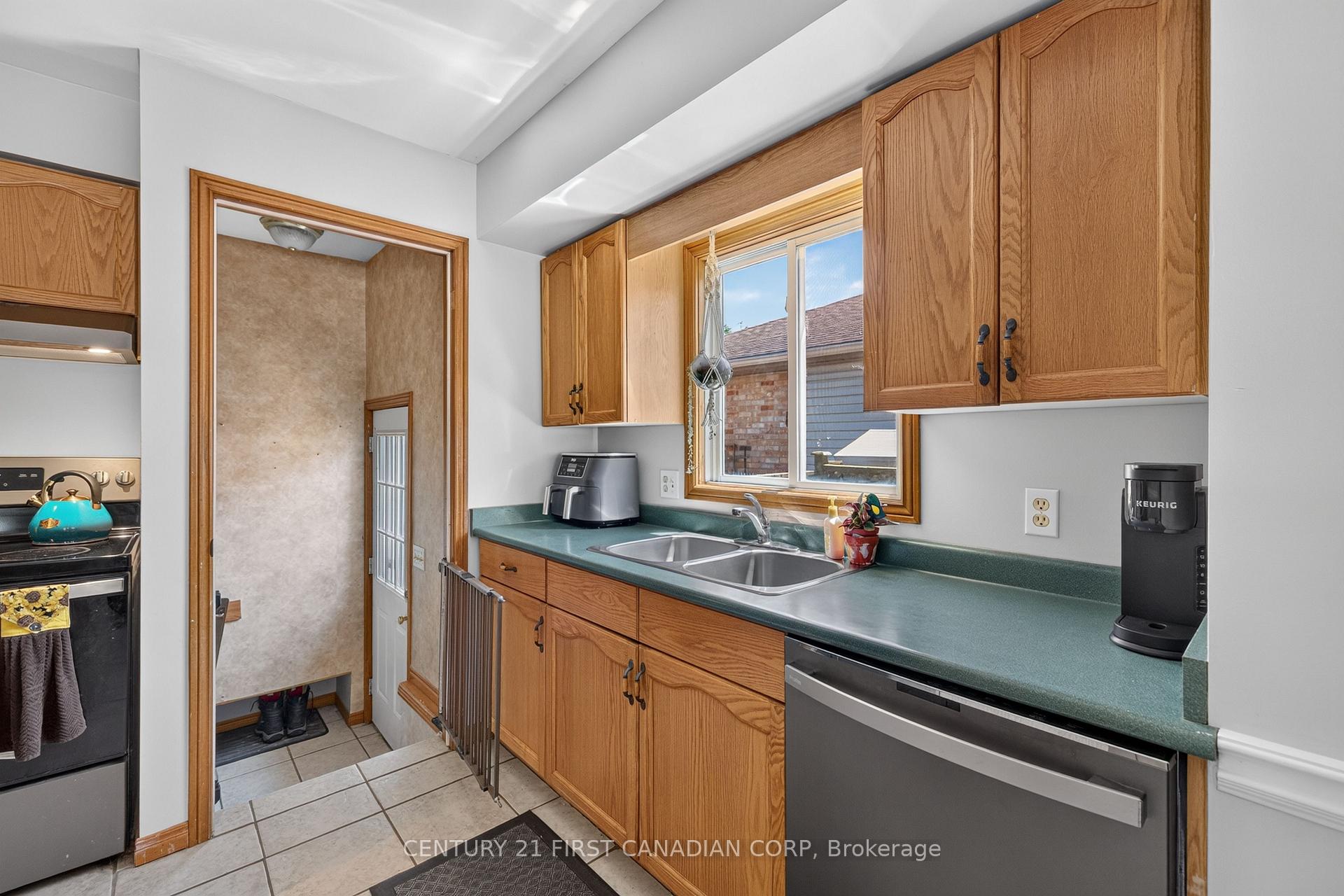 Photo 13 of 33 Oldewood Crescent, St. Thomas — HOMEH