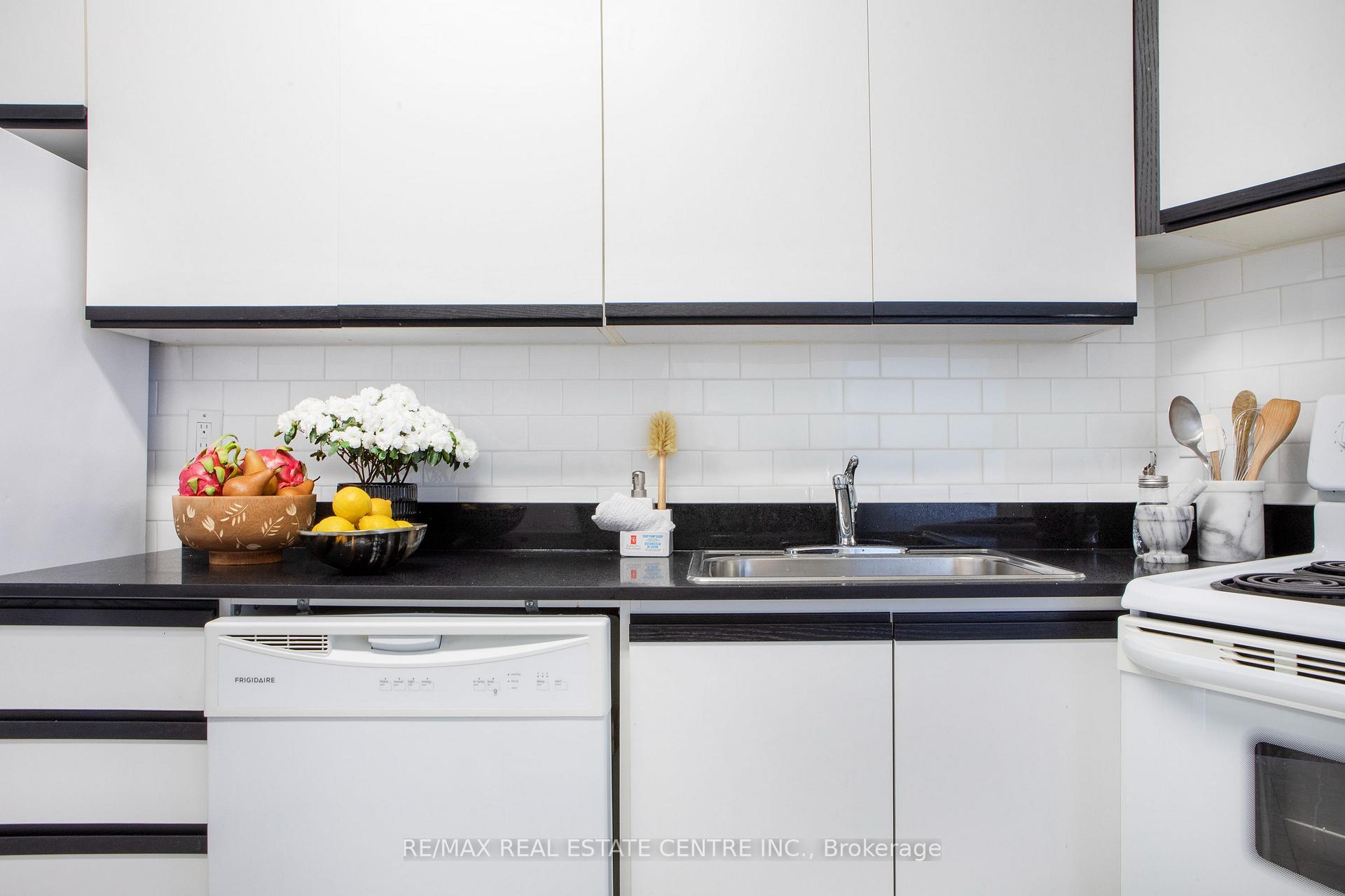 Photo 11 of Unit 2012, 150 Graydon Hall Drive, North York, Parkwoods-Donalda — HOMEH