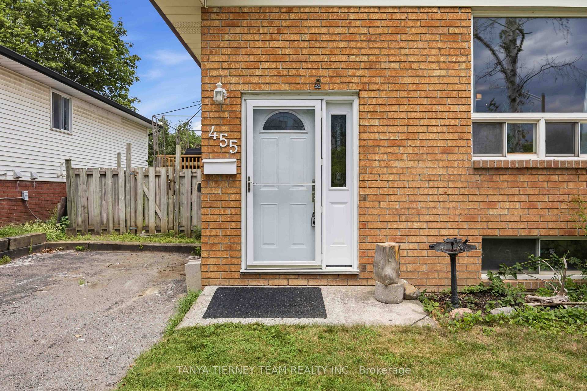 Photo 2 of 455 Crystal Drive, Peterborough, Ashburnham Ward 4 — HOMEH