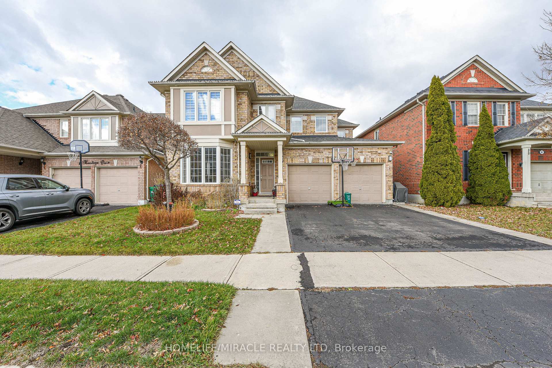 Photo 3 of 6 Mendoza Drive, Brampton, Fletcher's Meadow — HOMEH