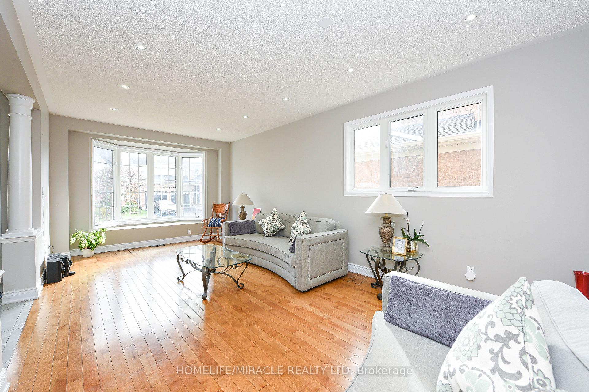 Photo 8 of 6 Mendoza Drive, Brampton, Fletcher's Meadow — HOMEH