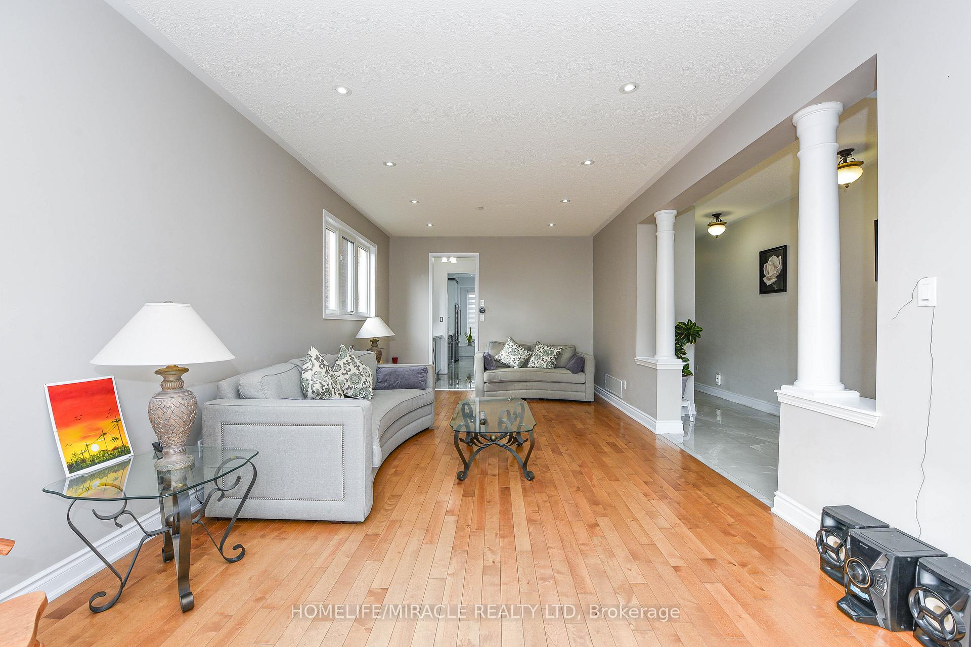 Photo 9 of 6 Mendoza Drive, Brampton, Fletcher's Meadow — HOMEH
