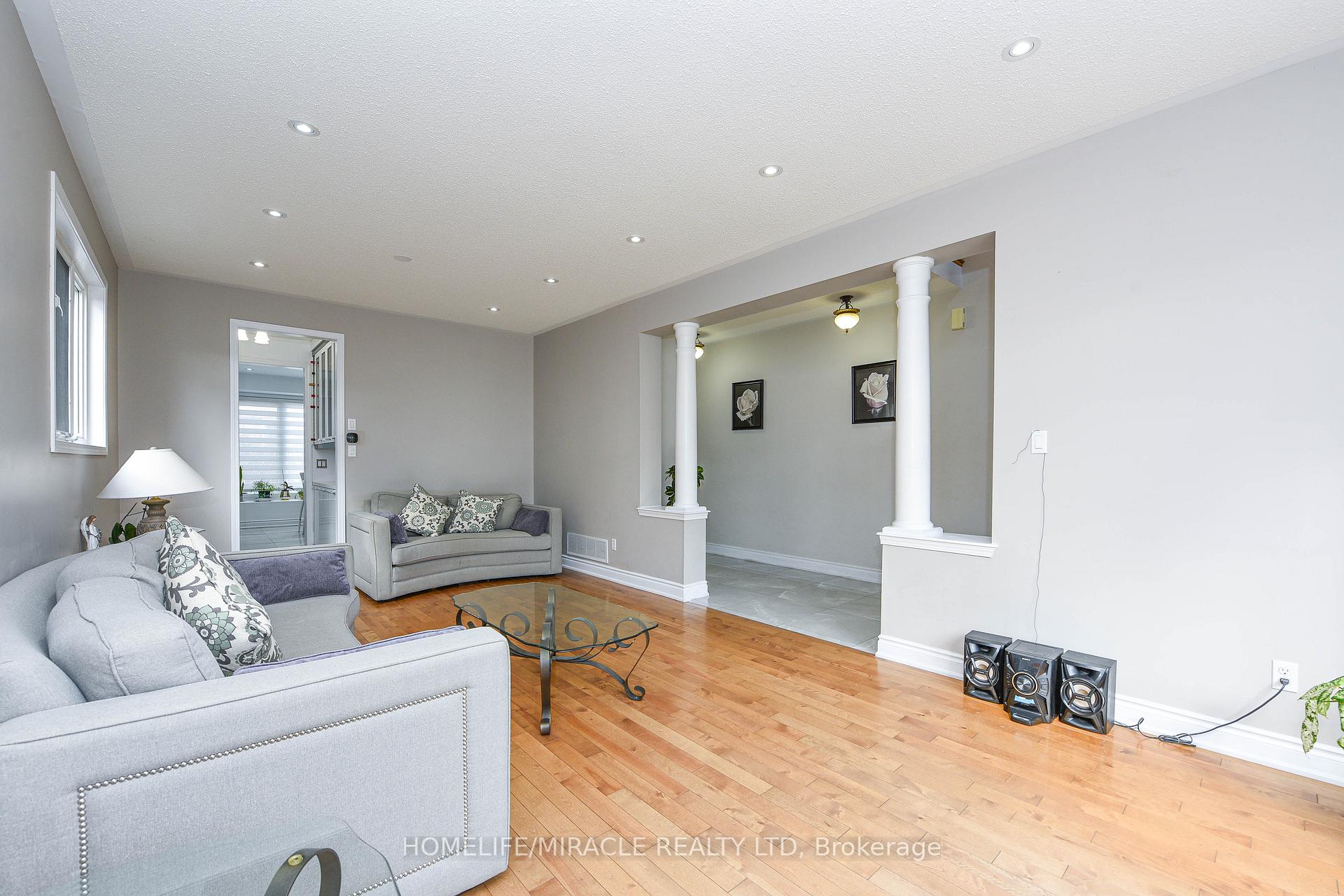 Photo 10 of 6 Mendoza Drive, Brampton, Fletcher's Meadow — HOMEH