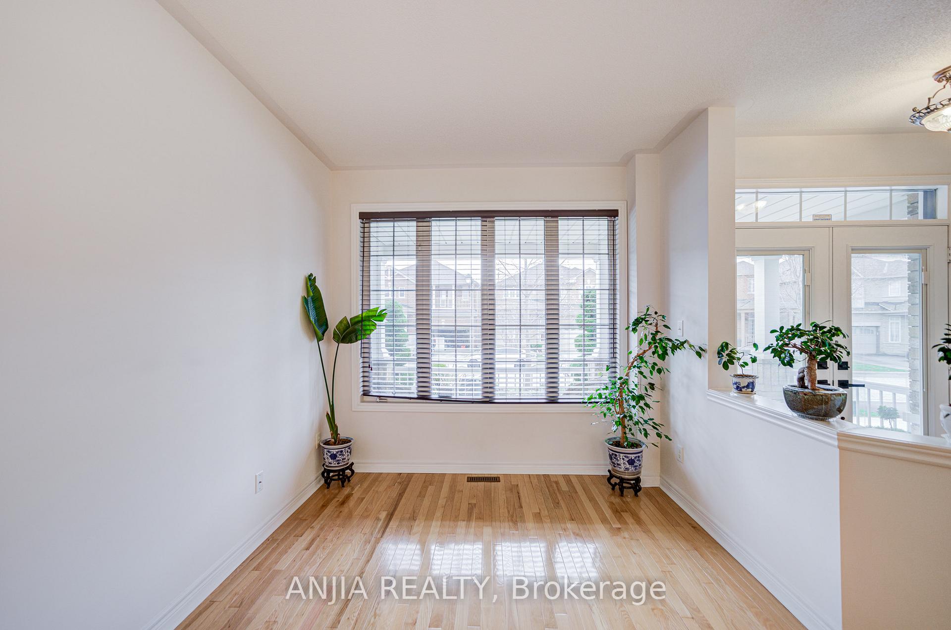 Photo 10 of 6 Linsmary Court, Markham, Greensborough — HOMEH