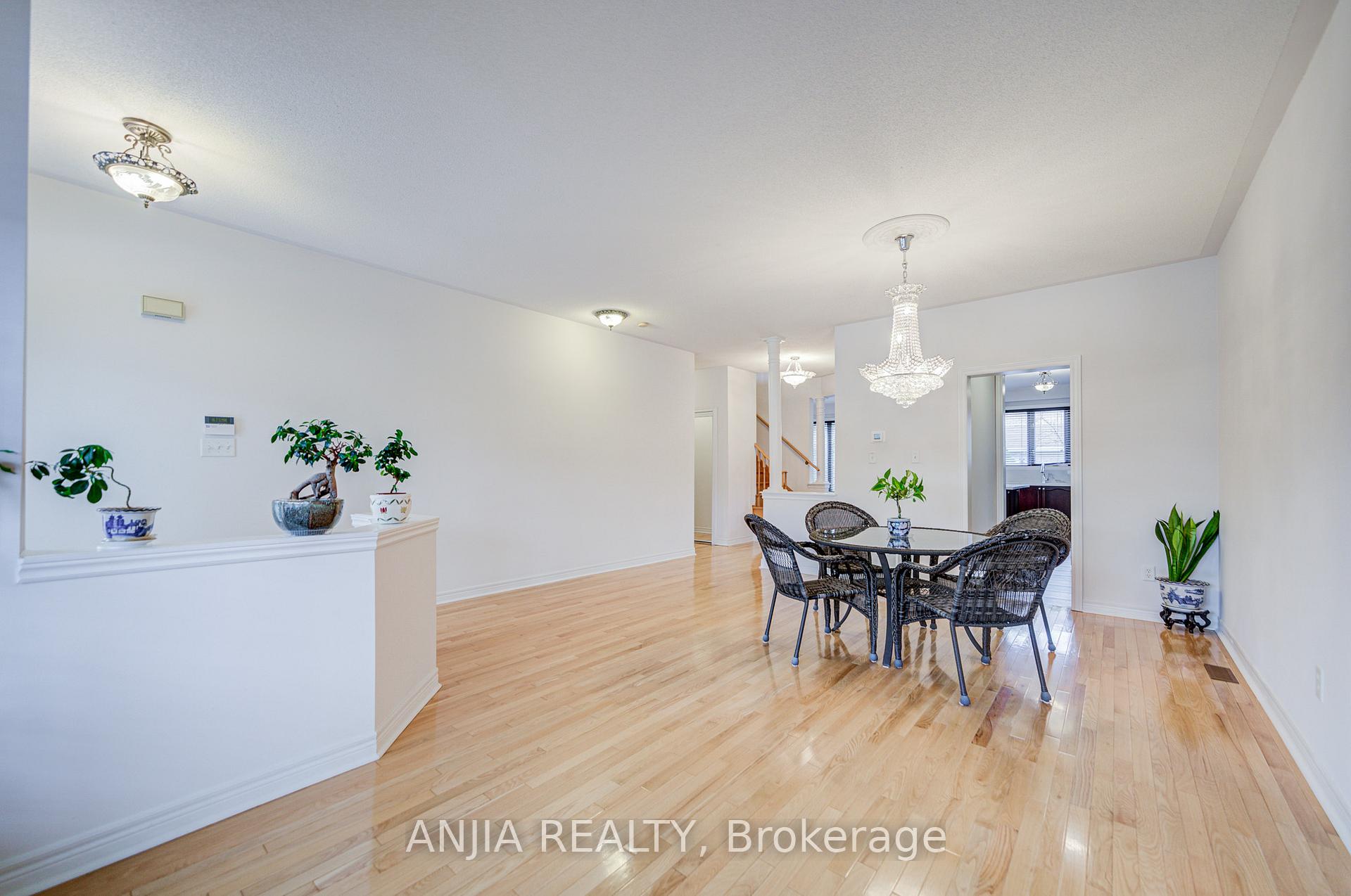Photo 11 of 6 Linsmary Court, Markham, Greensborough — HOMEH