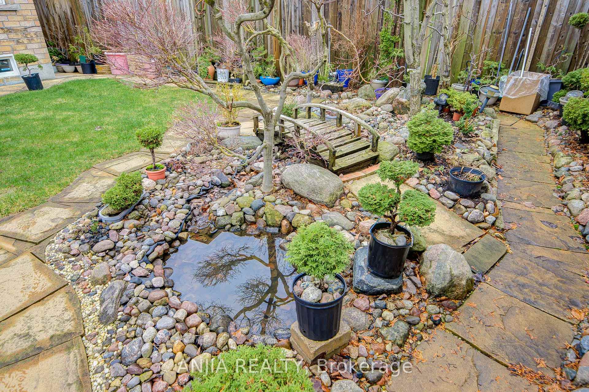 Photo 44 of 6 Linsmary Court, Markham, Greensborough — HOMEH
