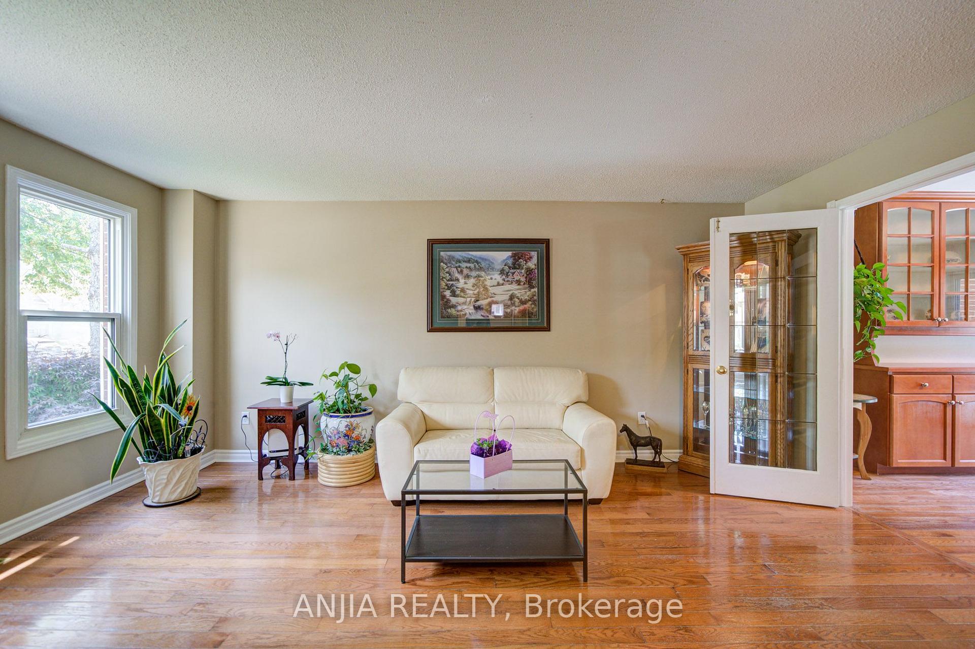 Photo 3 of 54 Meyer Circle, Markham, Markham Village — HOMEH