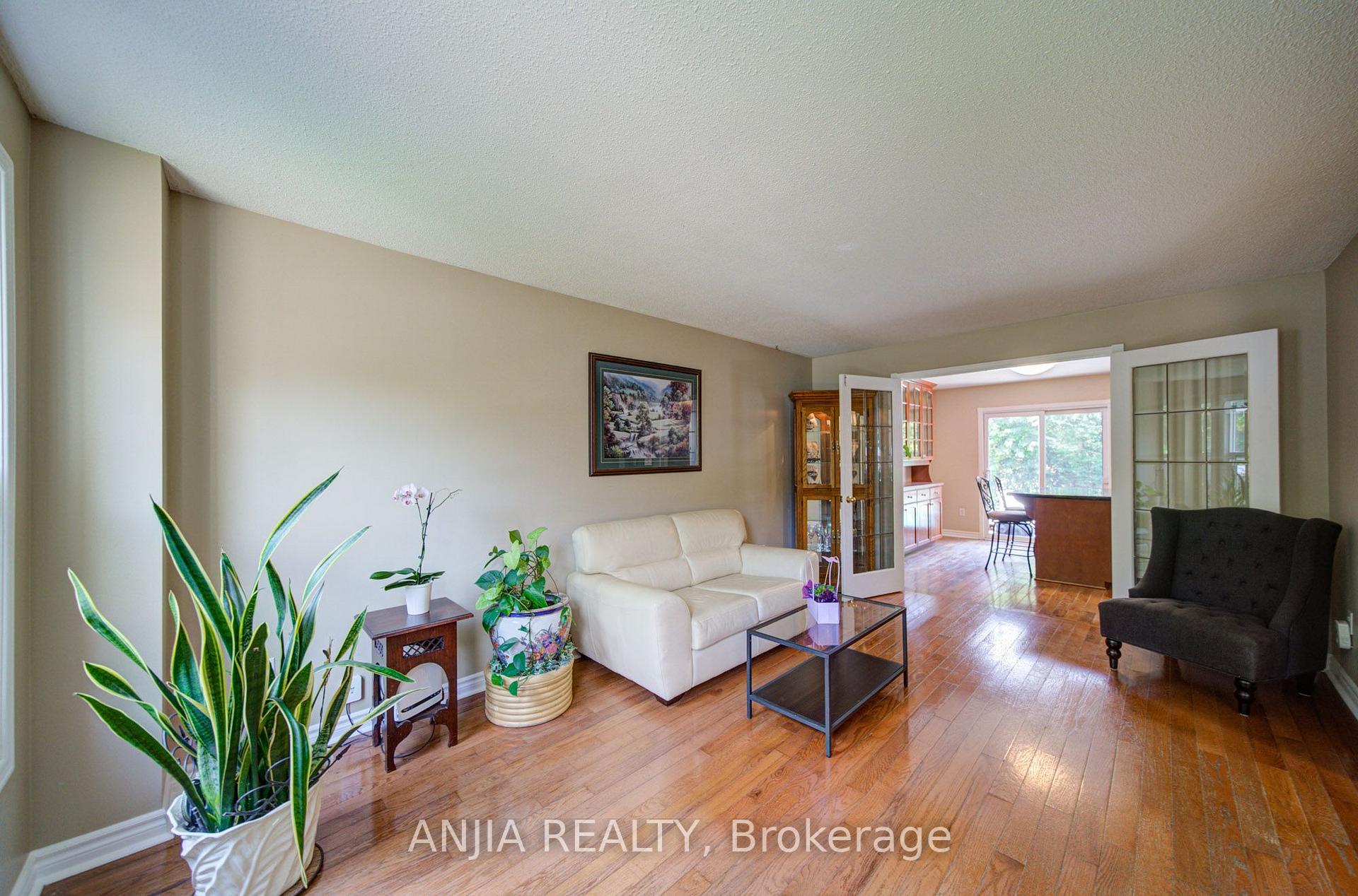Photo 5 of 54 Meyer Circle, Markham, Markham Village — HOMEH
