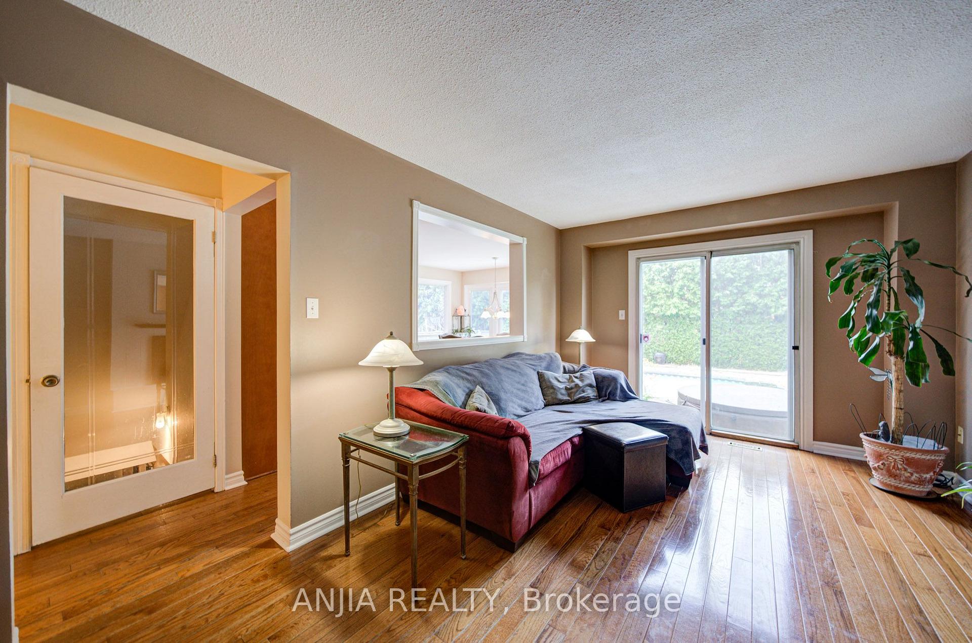 Photo 7 of 54 Meyer Circle, Markham, Markham Village — HOMEH