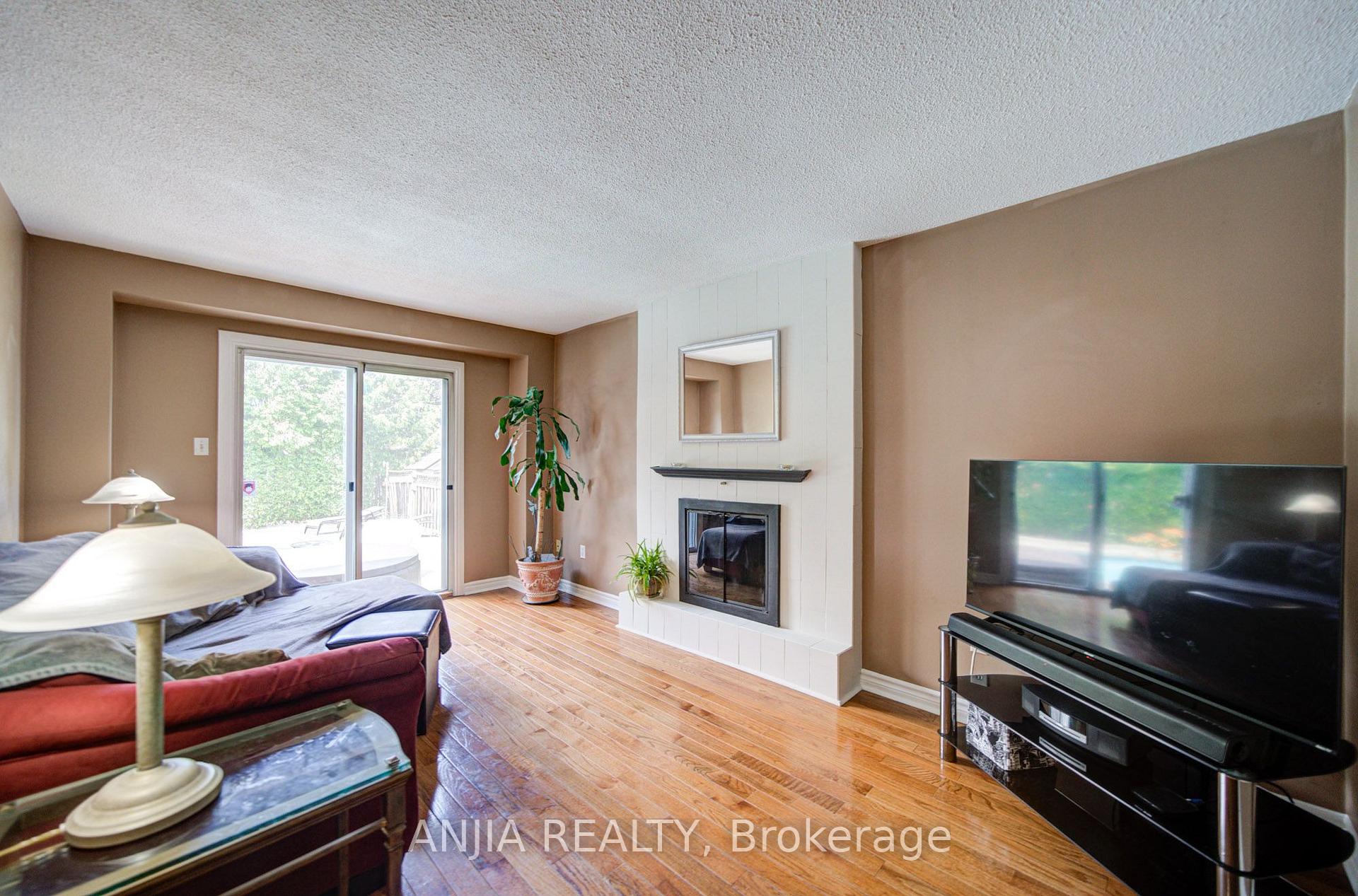 Photo 8 of 54 Meyer Circle, Markham, Markham Village — HOMEH