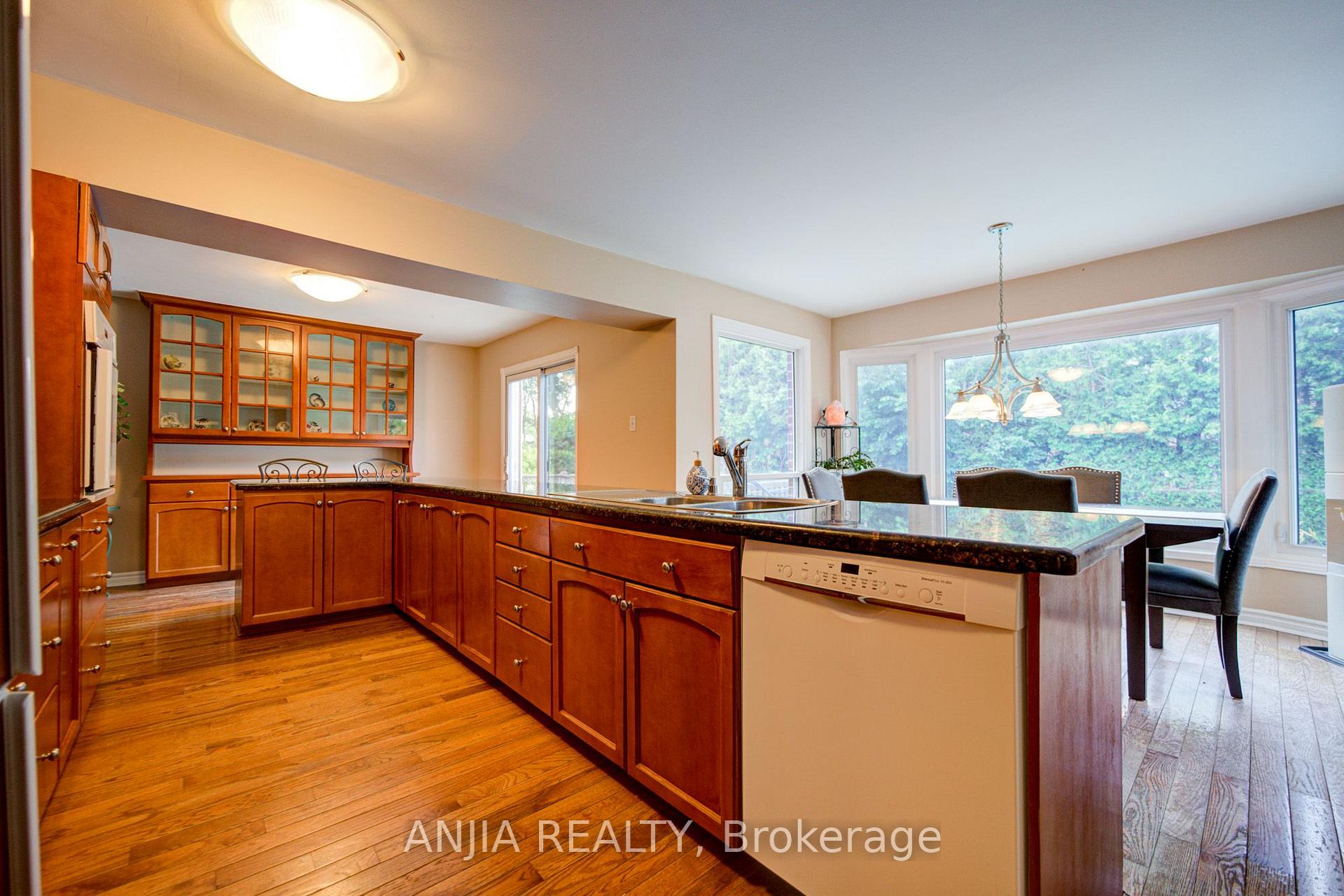 Photo 10 of 54 Meyer Circle, Markham, Markham Village — HOMEH