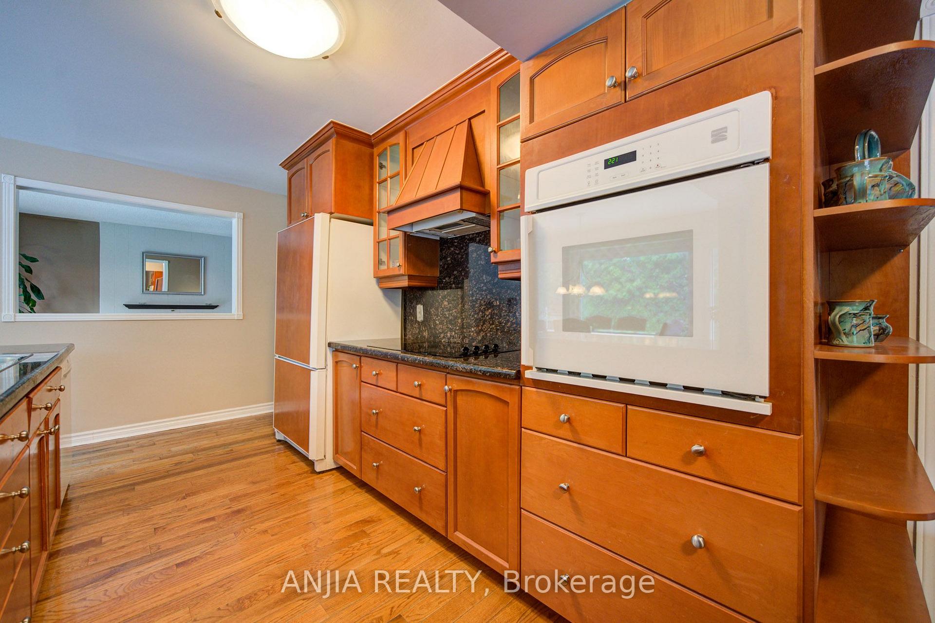 Photo 11 of 54 Meyer Circle, Markham, Markham Village — HOMEH