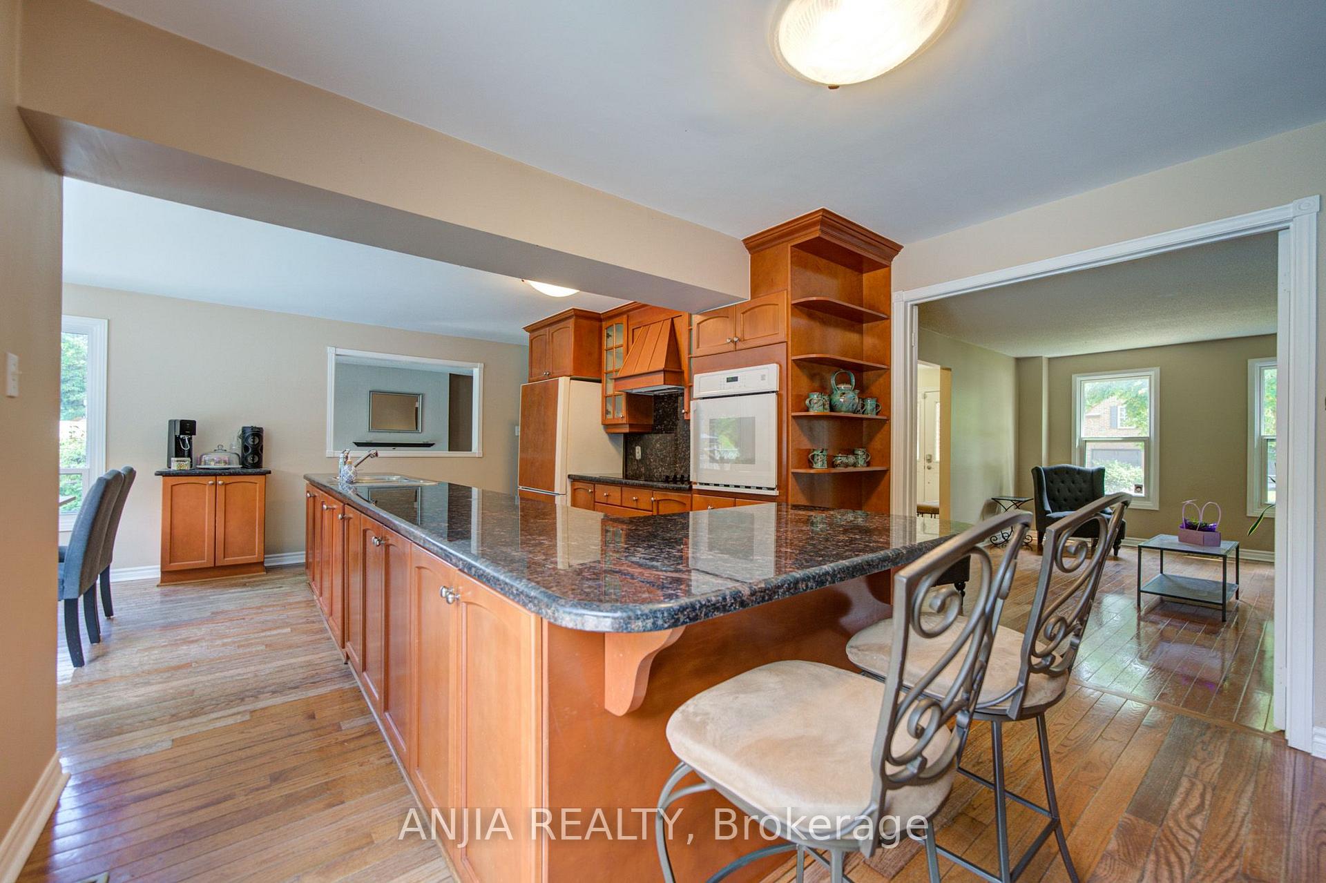 Photo 12 of 54 Meyer Circle, Markham, Markham Village — HOMEH