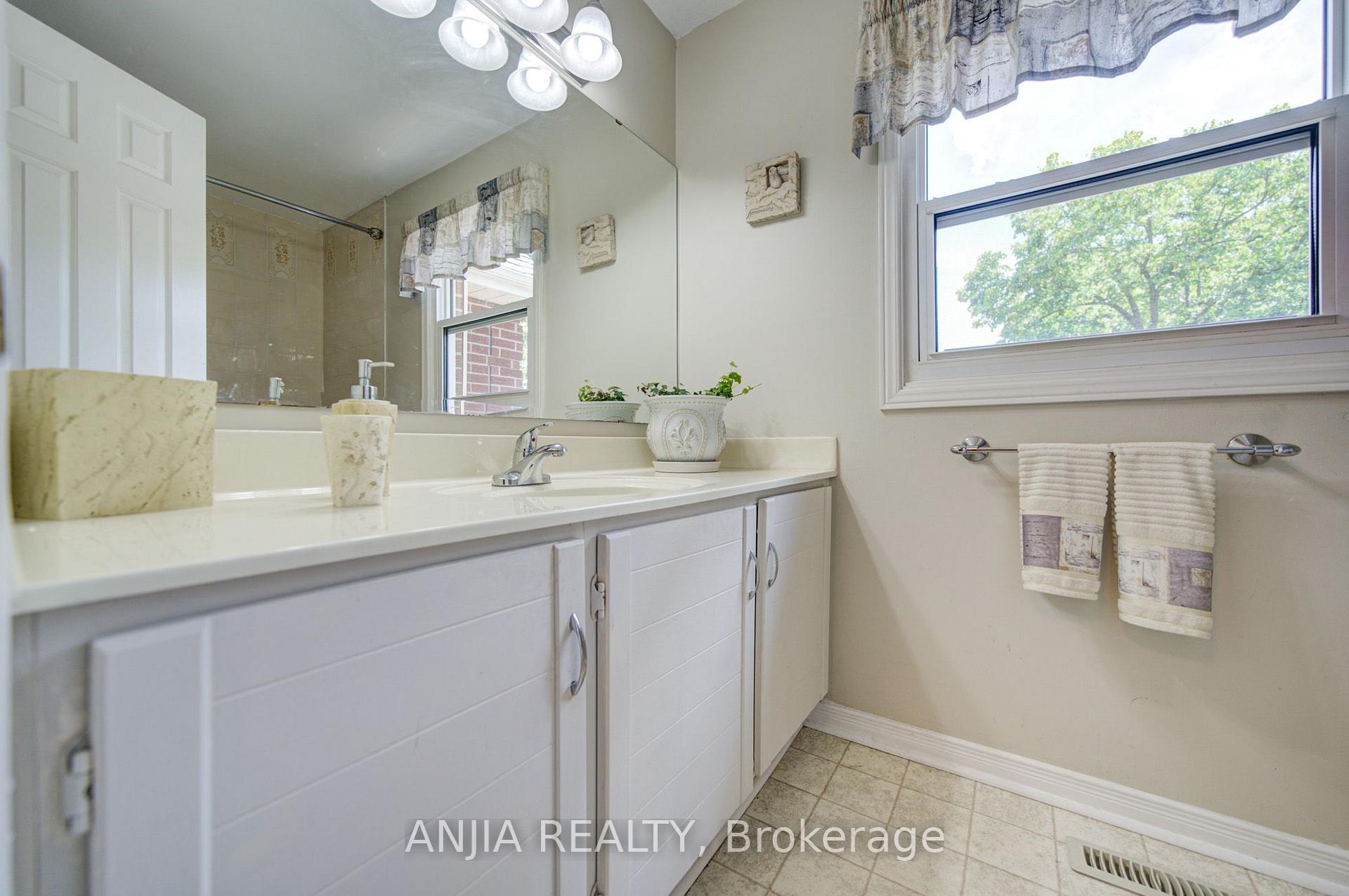 Photo 23 of 54 Meyer Circle, Markham, Markham Village — HOMEH