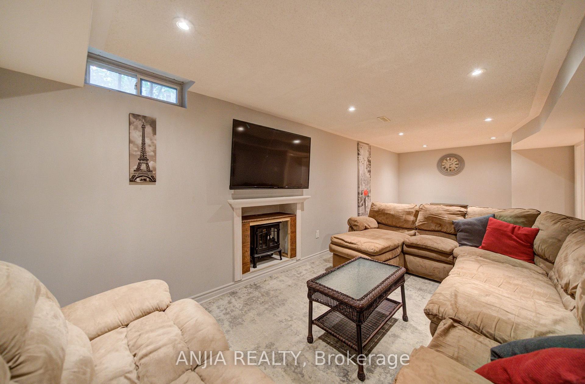Photo 32 of 54 Meyer Circle, Markham, Markham Village — HOMEH