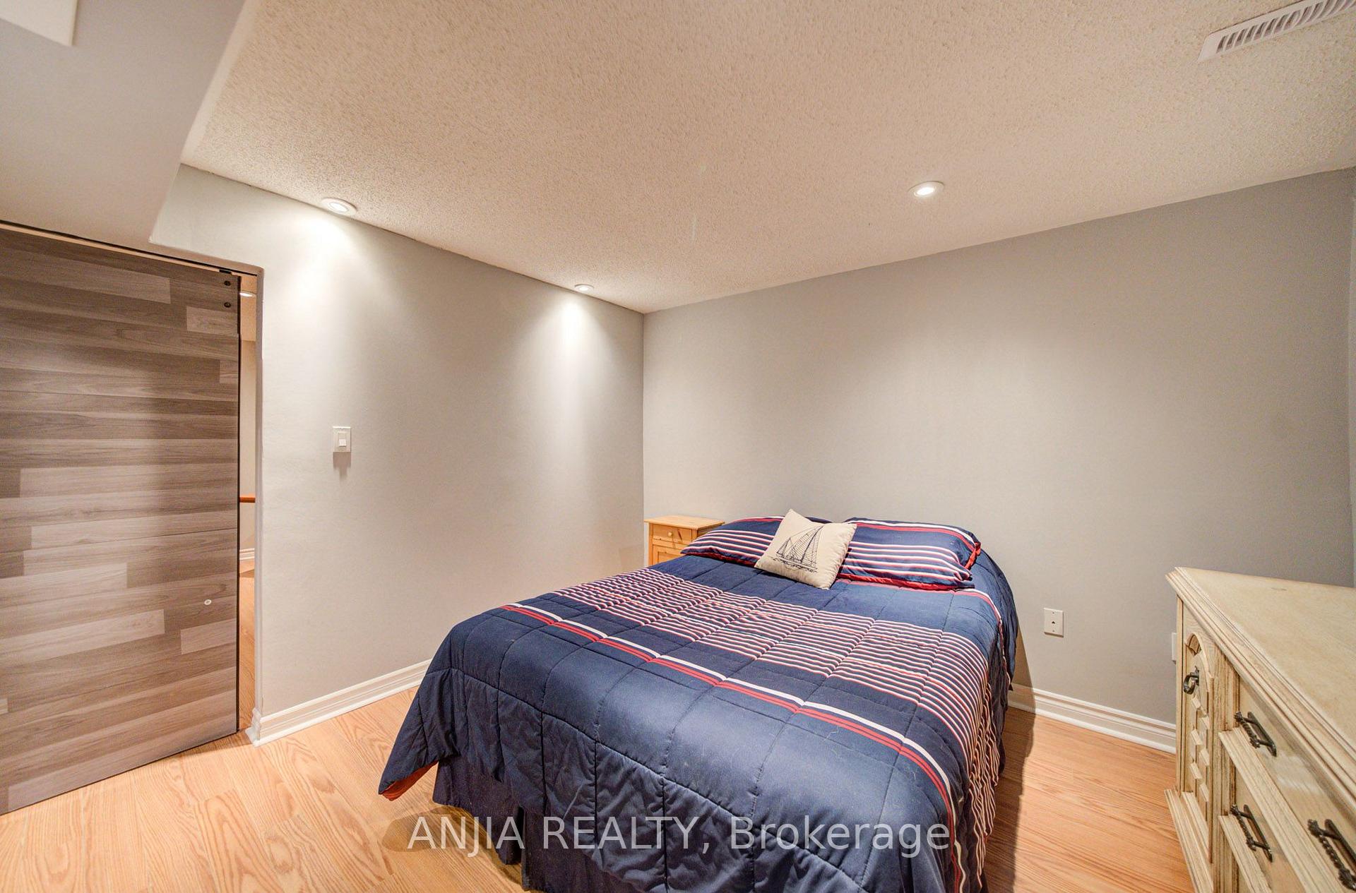 Photo 33 of 54 Meyer Circle, Markham, Markham Village — HOMEH