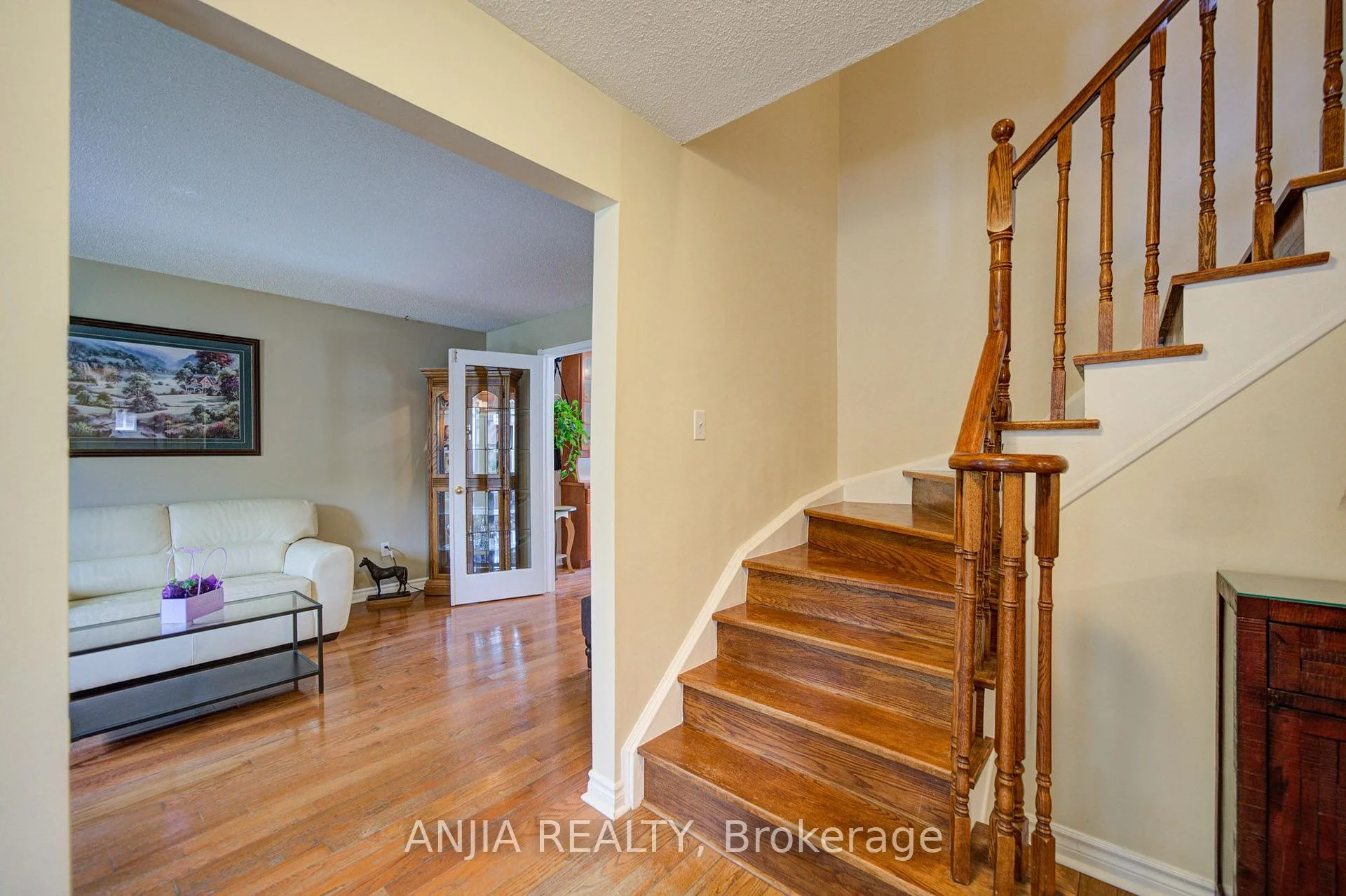 Photo 4 of 54 Meyer Circle, Markham, Markham Village — HOMEH