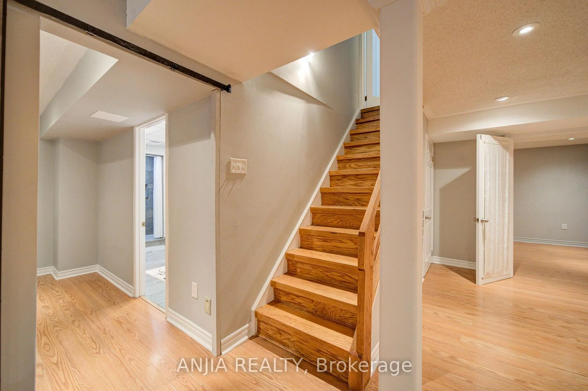 Photo 29 of 54 Meyer Circle, Markham, Markham Village — HOMEH