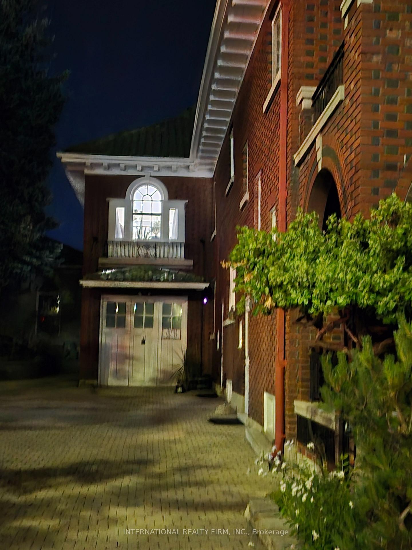 Front of Unit 2, 12 Wellington Street N