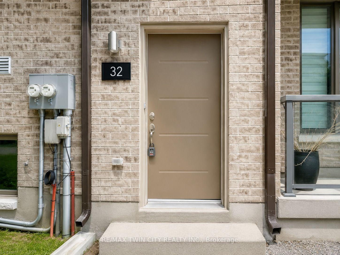 Photo 2 of Unit 32, 205 West Oak Lane S, Kitchener, Trussler — HOMEH