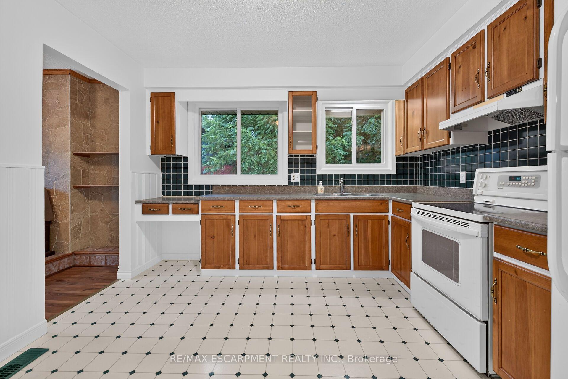 Photo 23 of 19 Burns Place, Haldimand — HOMEH
